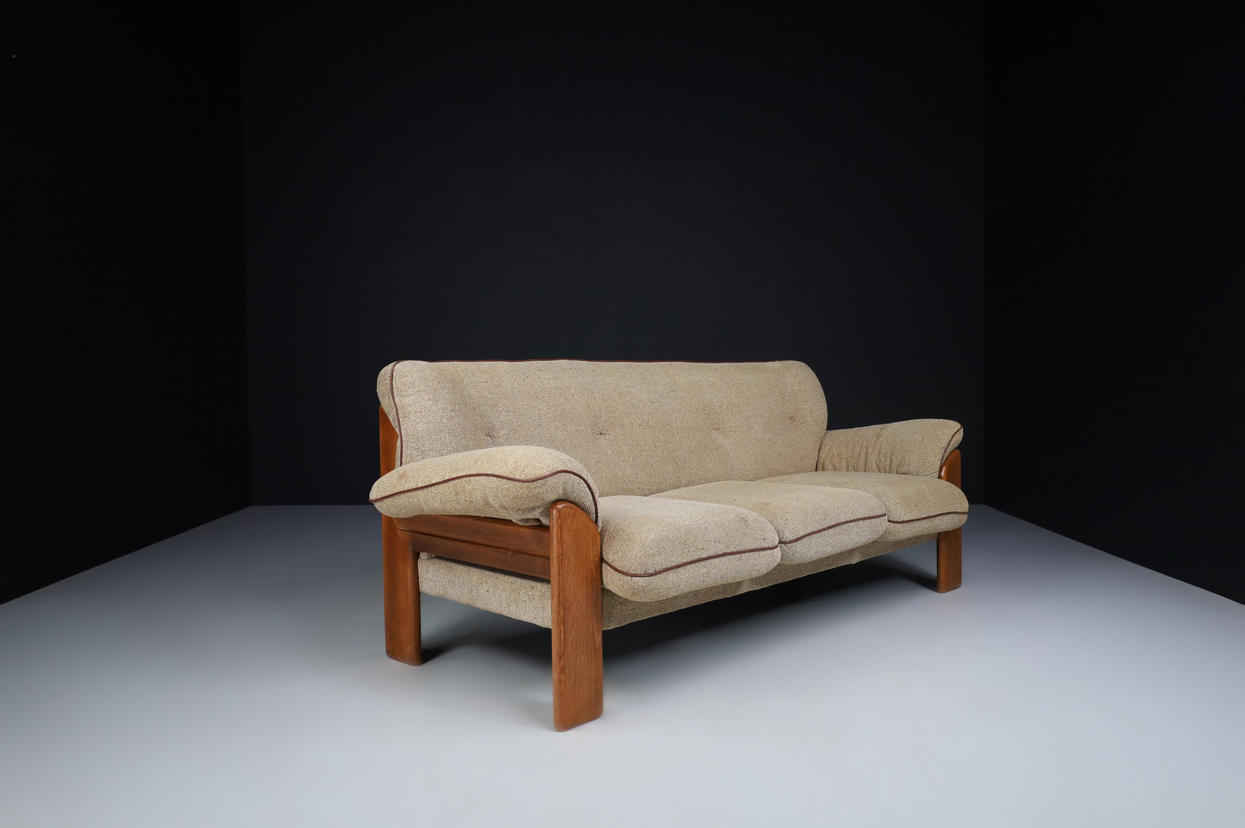 Mario Marenco for Mobil Girgi lounge sofa in walnut & original fabric Italy 1970 For Sale 5