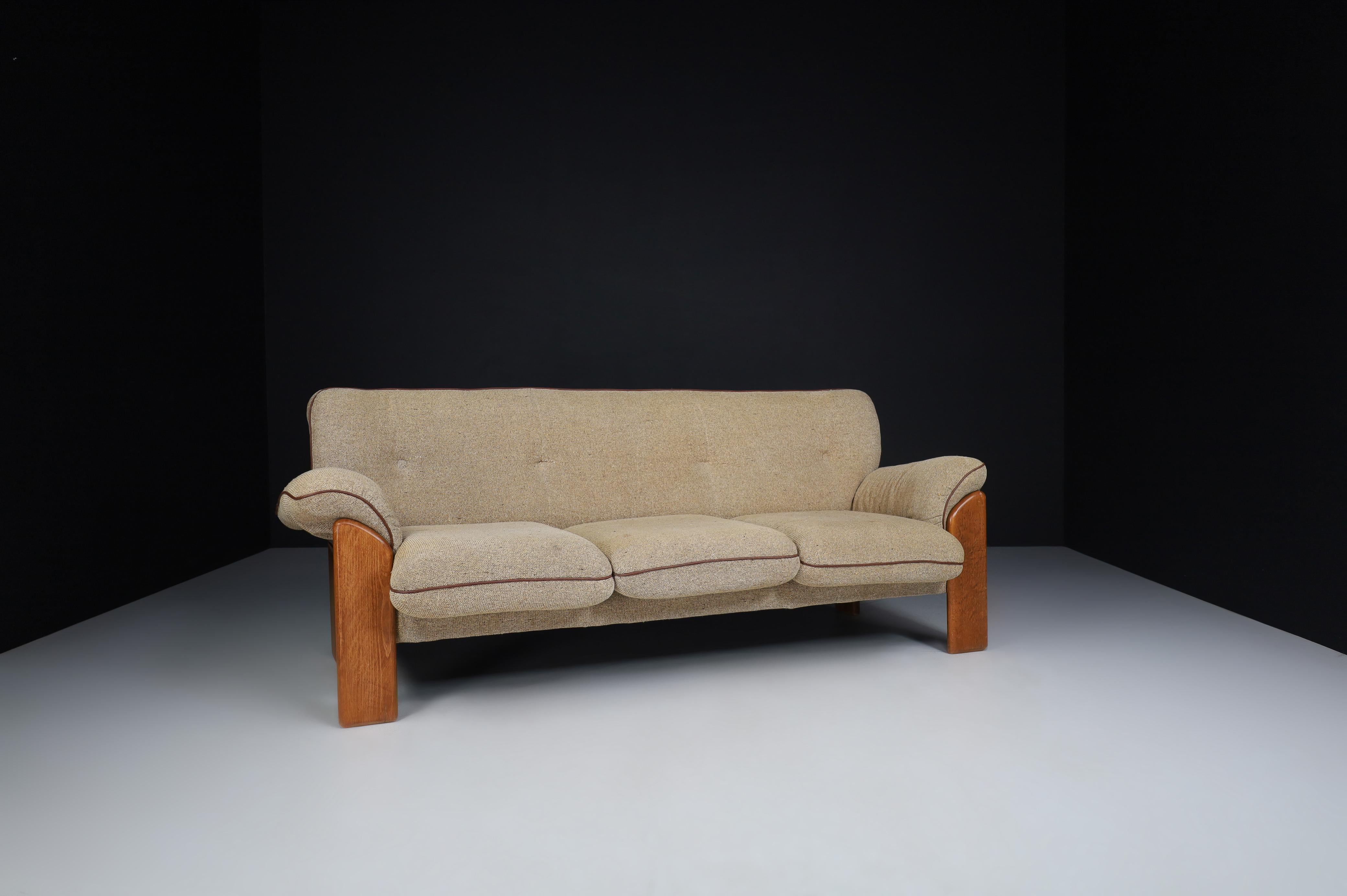 Mario Marenco for Mobil Girgi lounge sofa in walnut and original fabric Italy 1970s.

This beautiful walnut sofa was designed by Mario Marenco for Mobil Girgi in Italy during the 1970s. It features angled front legs that extend to the sides and