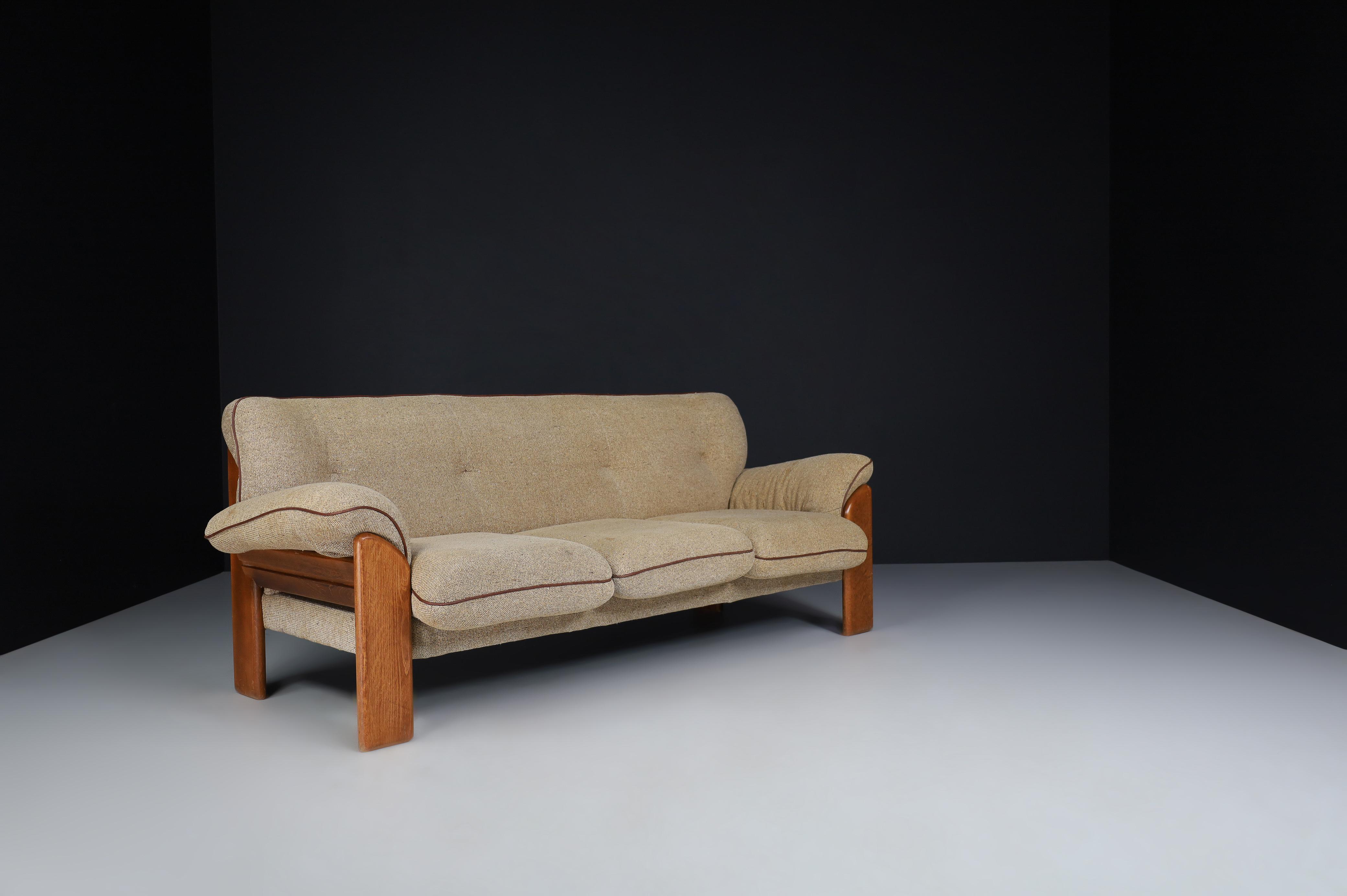 Mid-Century Modern Mario Marenco for Mobil Girgi lounge sofa in walnut & original fabric Italy 1970 For Sale