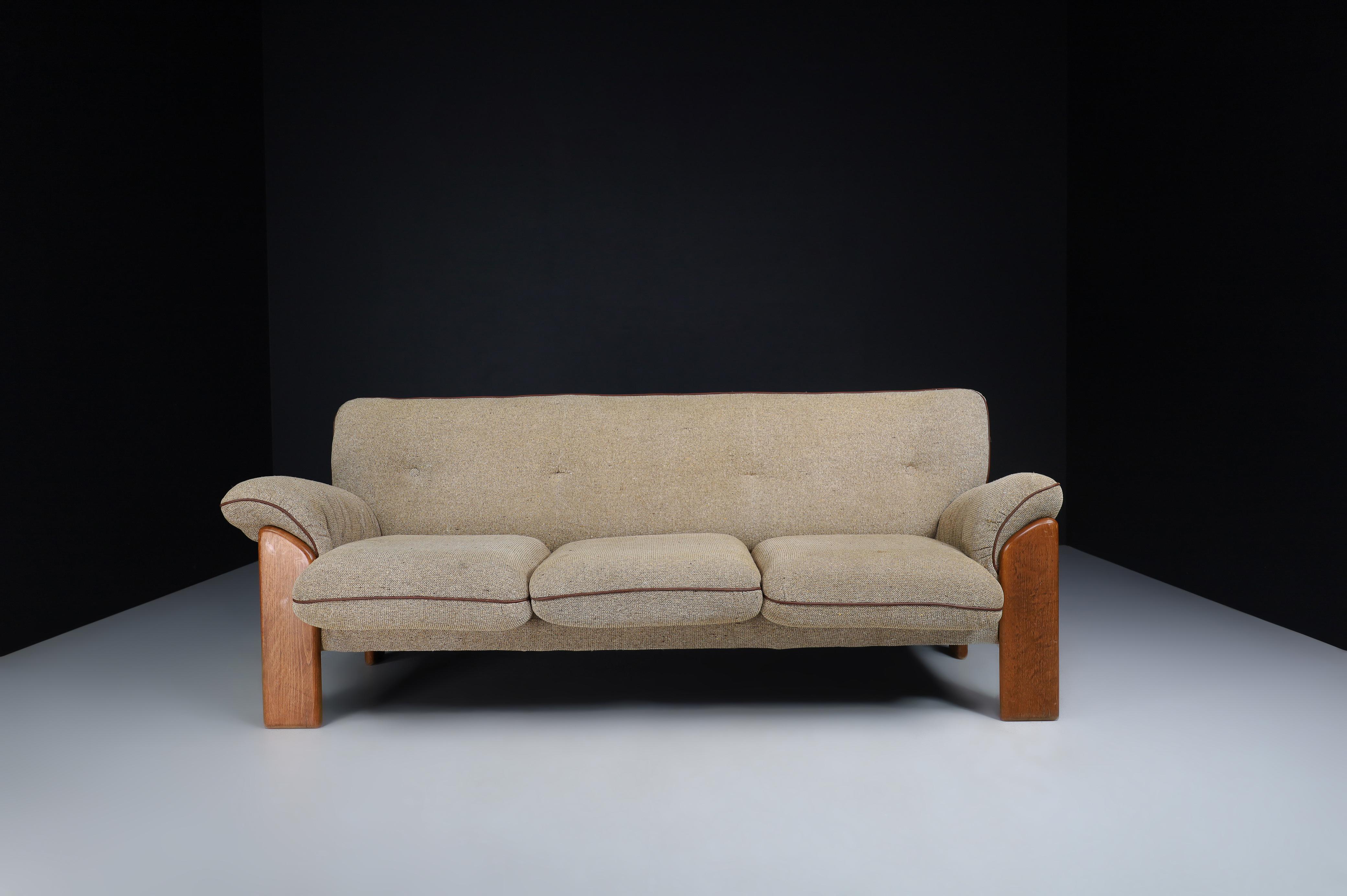 Italian Mario Marenco for Mobil Girgi lounge sofa in walnut & original fabric Italy 1970 For Sale