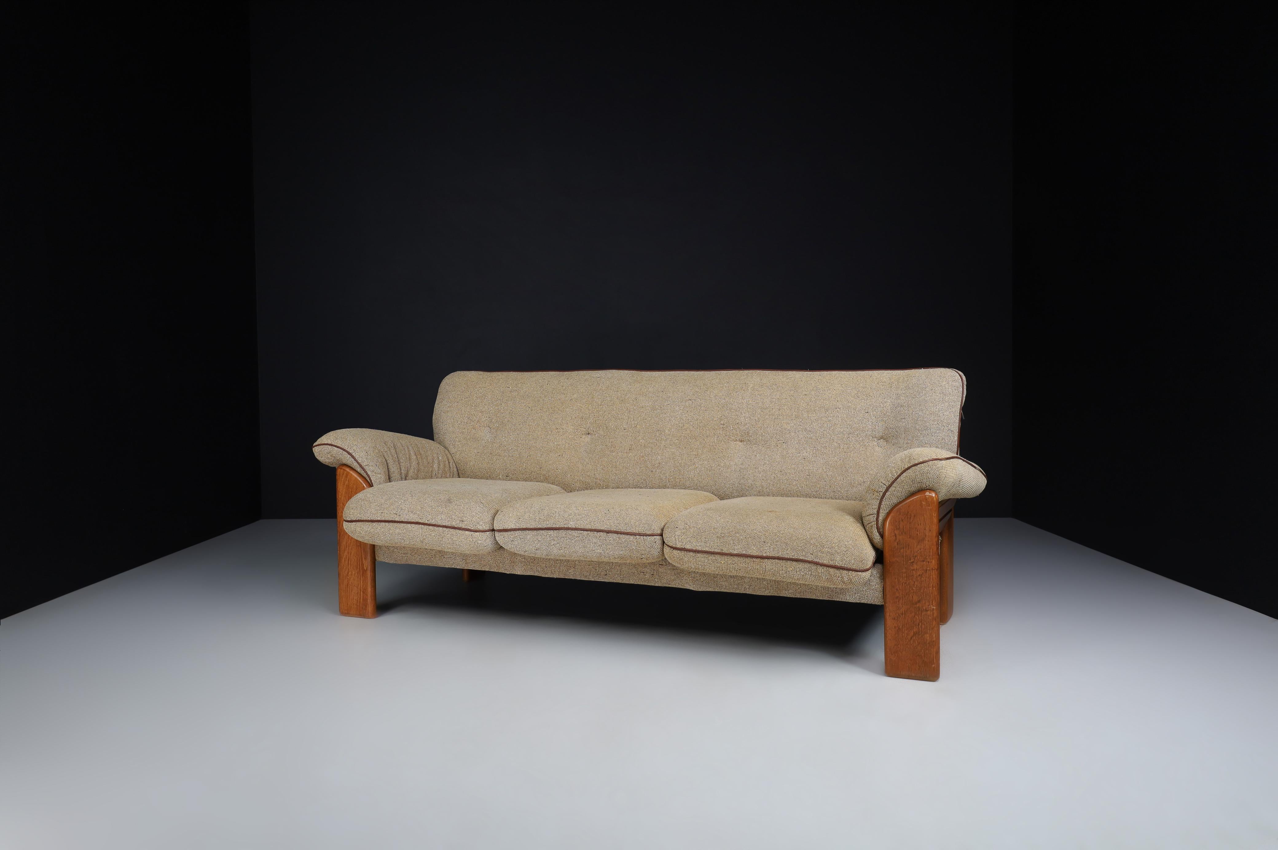 Mario Marenco for Mobil Girgi lounge sofa in walnut & original fabric Italy 1970 In Good Condition For Sale In Almelo, NL