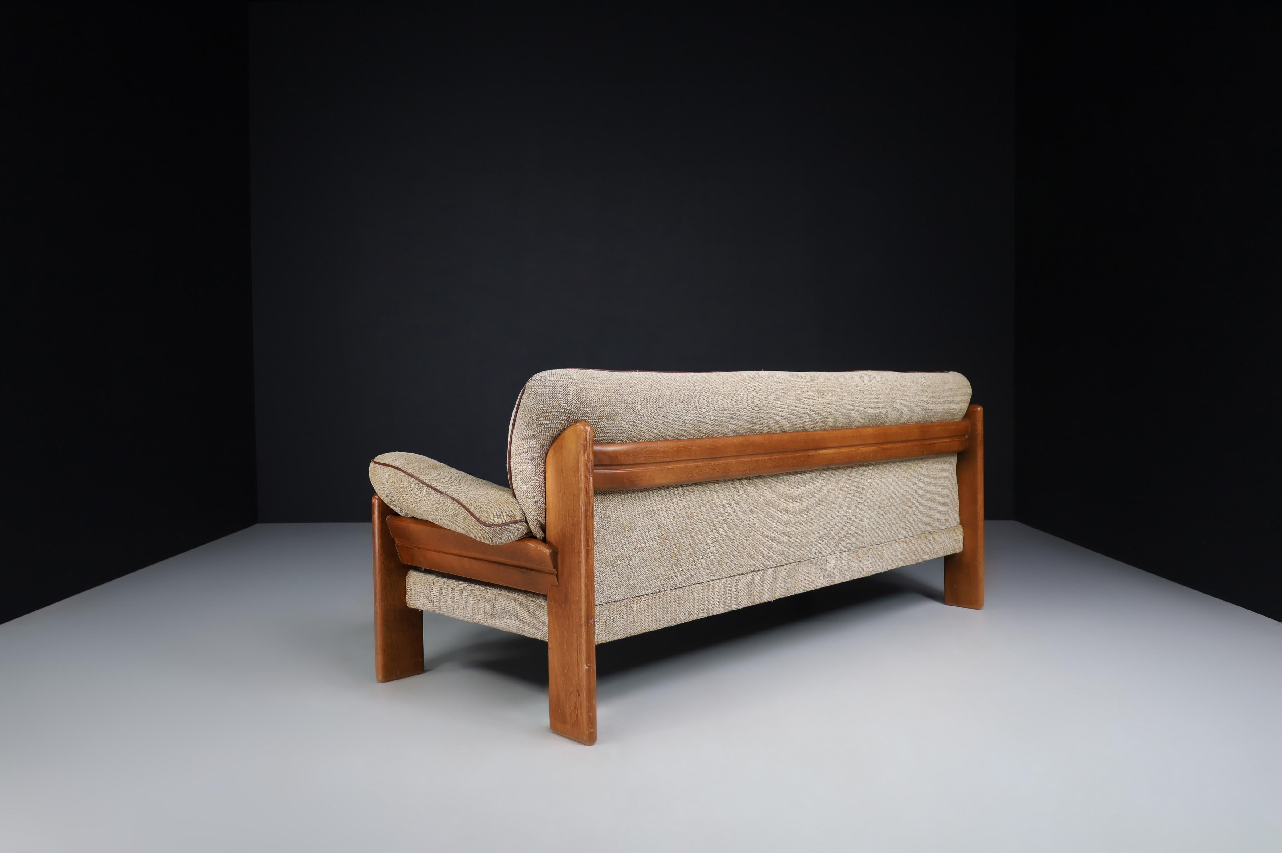 Mario Marenco for Mobil Girgi lounge sofa in walnut & original fabric Italy 1970 For Sale 1