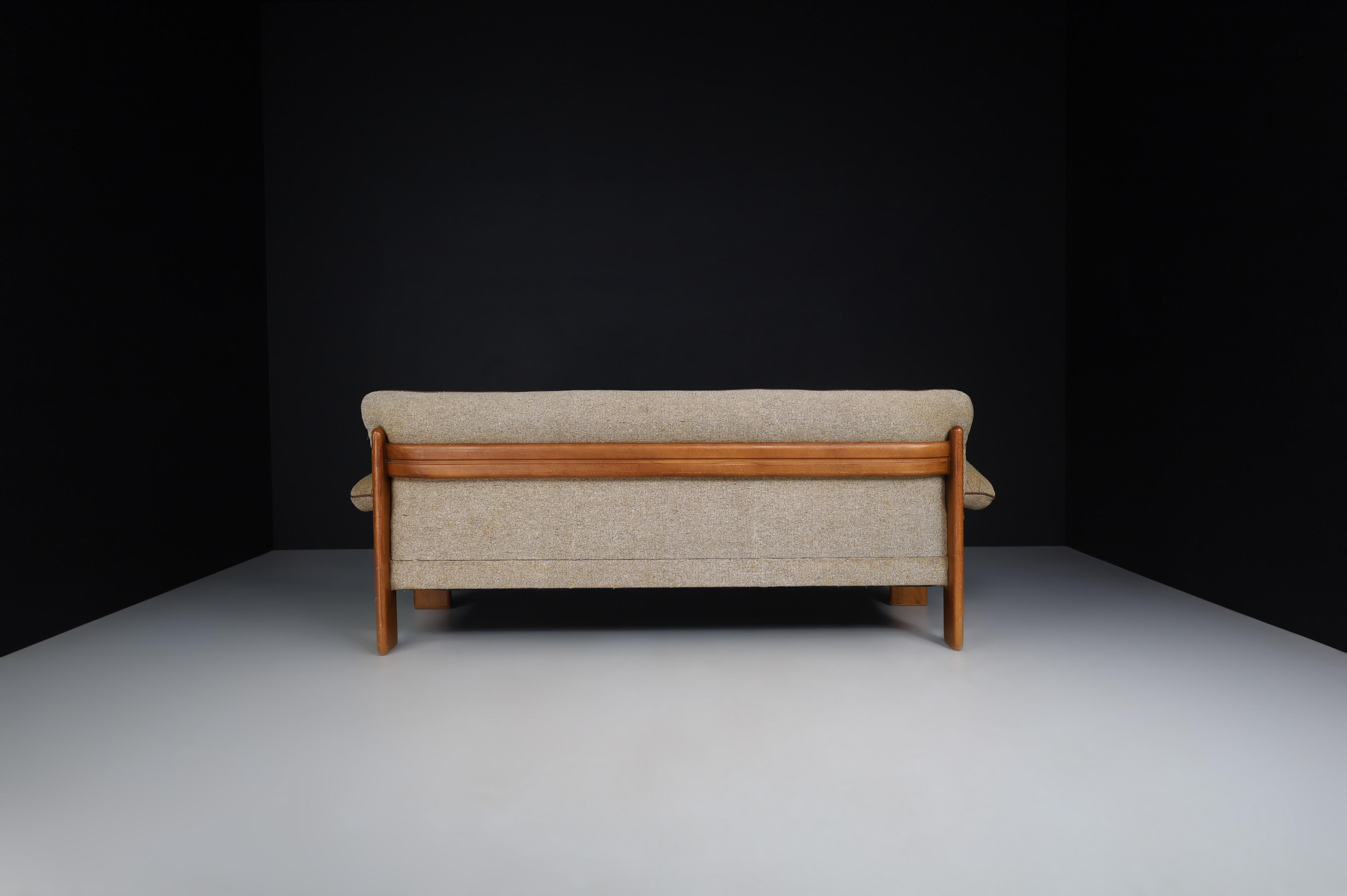 Mario Marenco for Mobil Girgi lounge sofa in walnut & original fabric Italy 1970 For Sale 2