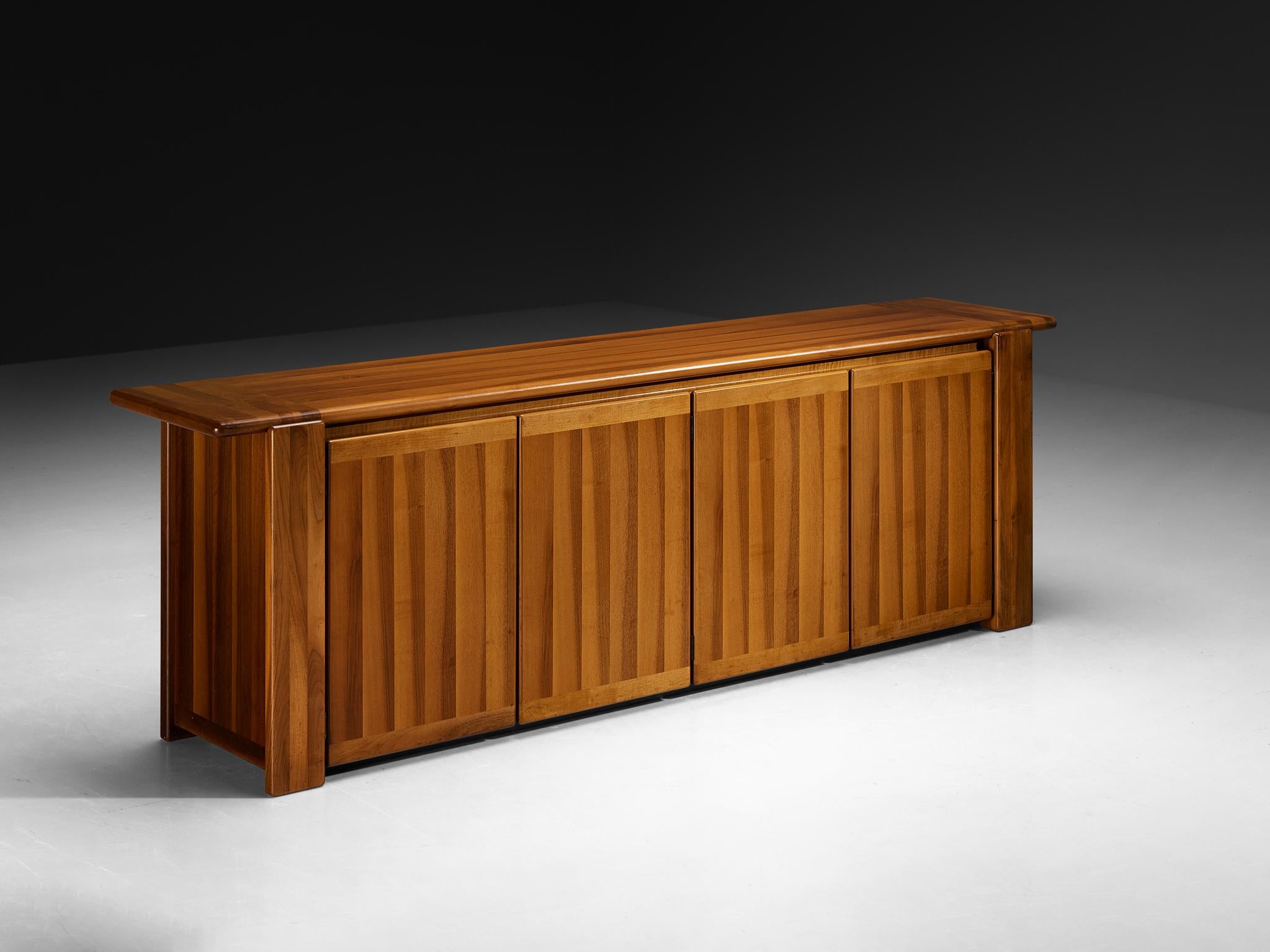 Mario Marenco pour Mobil Girgi, buffet modèle 'Sapporo', noyer, Italie, années 1970

Une crédence extraordinaire du célèbre designer et acteur italien Mario Marenco (1933-2019), mettant en valeur un savoir-faire artisanal exceptionnel dans le