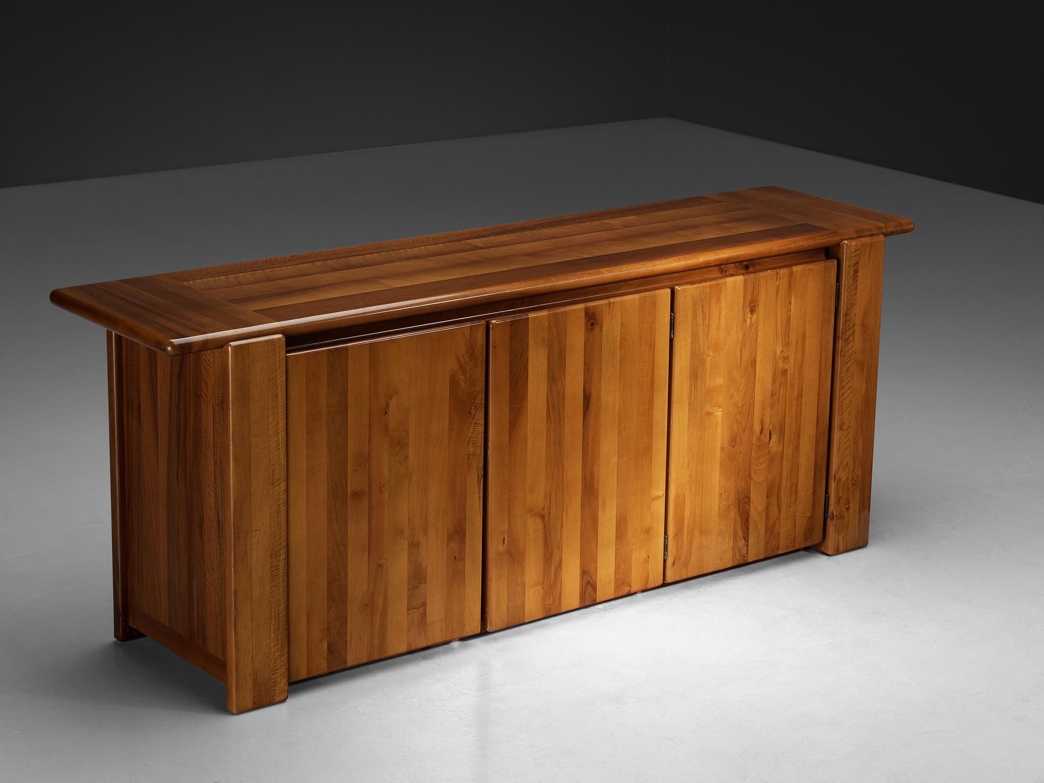 Mario Marenco pour Mobil Girgi, buffet modèle 'Sapporo', noyer, Italie, années 1970

Un cabinet extraordinaire du célèbre designer et acteur italien Mario Marenco (1933-2019), mettant en valeur un savoir-faire artisanal exceptionnel dans le travail