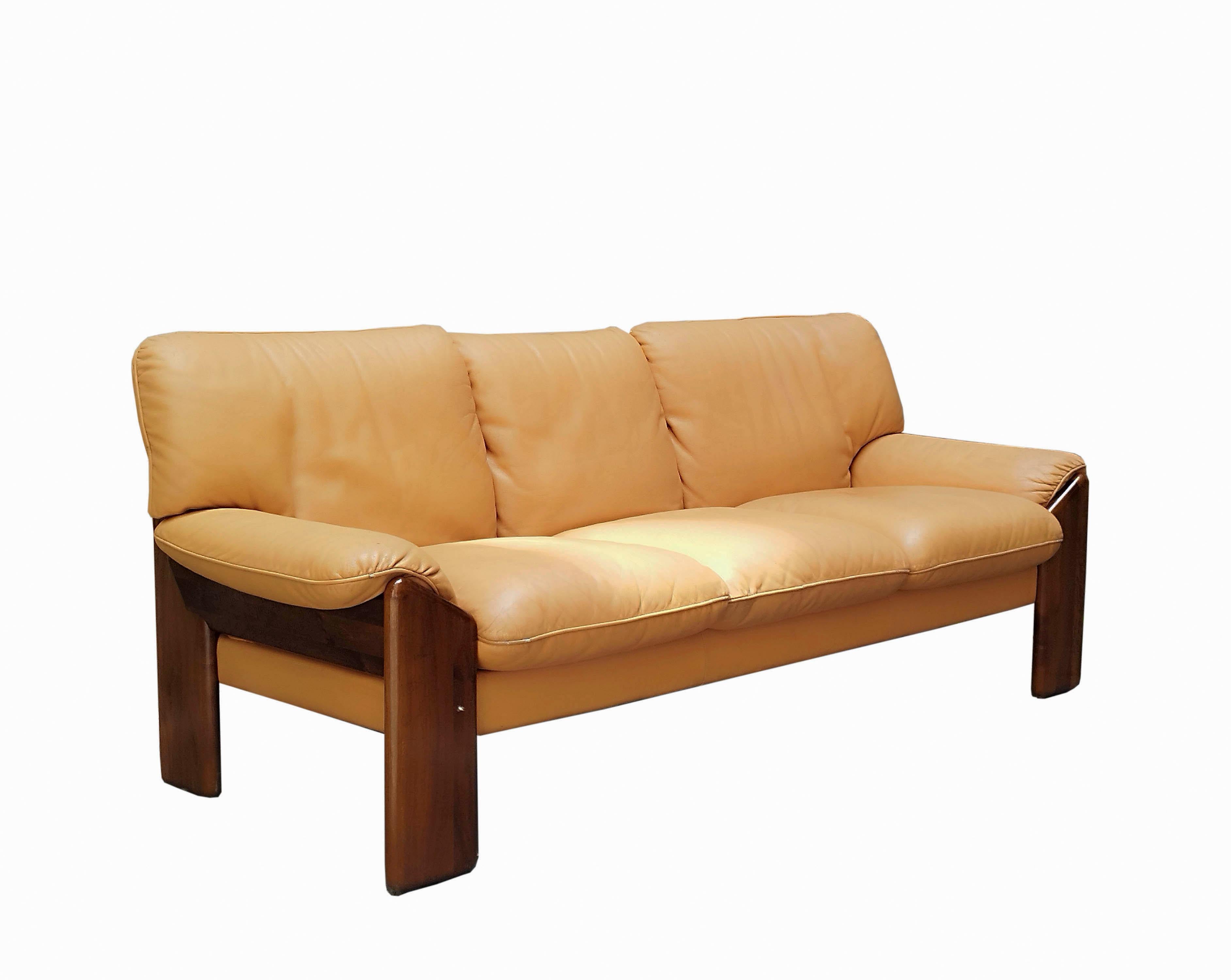 Dreisitzer-Sofa aus Nussbaum und Leder der Linie Sapporo, entworfen von Mario Marenco für Mobil Girgi, hergestellt in den 1970er Jahren, Italien. Markiert unter den Polstern. Schönes Design mit abgewinkelten Vorderbeinen, die sich bis zu den Seiten