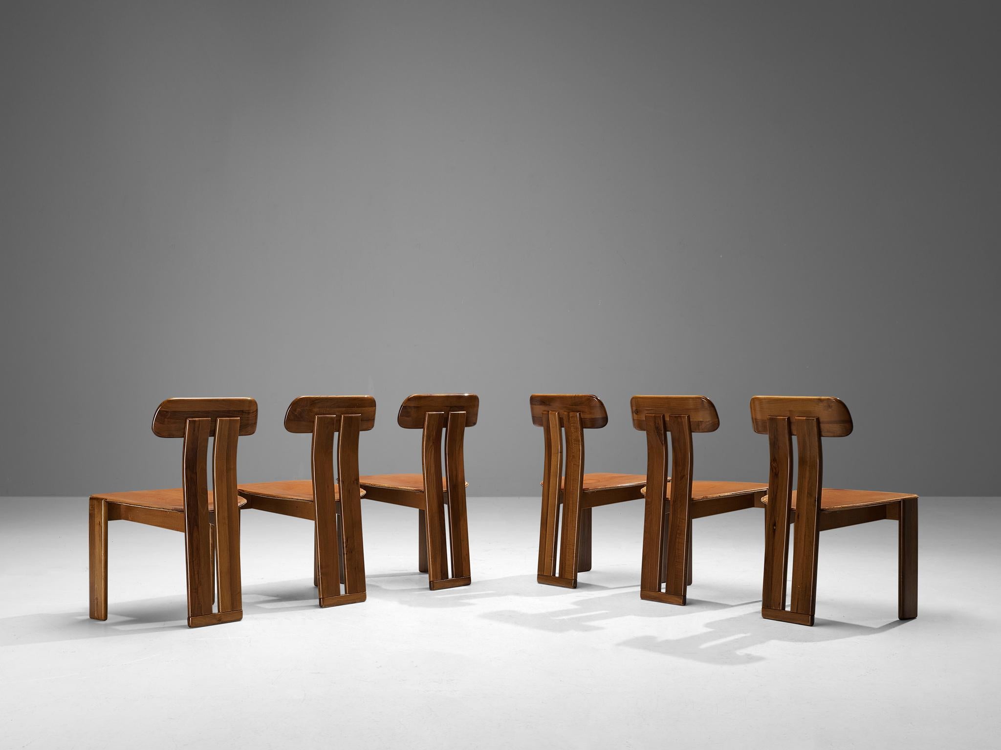 Mario Marenco pour Mobil Girgi, ensemble de six chaises de salle à manger modèle 'Sapporo', noyer, cuir cognac, Italie, années 1970.

Cet ensemble divin de six chaises de salle à manger a été conçu par l'Italien Mario Marenco dans les années 1970.