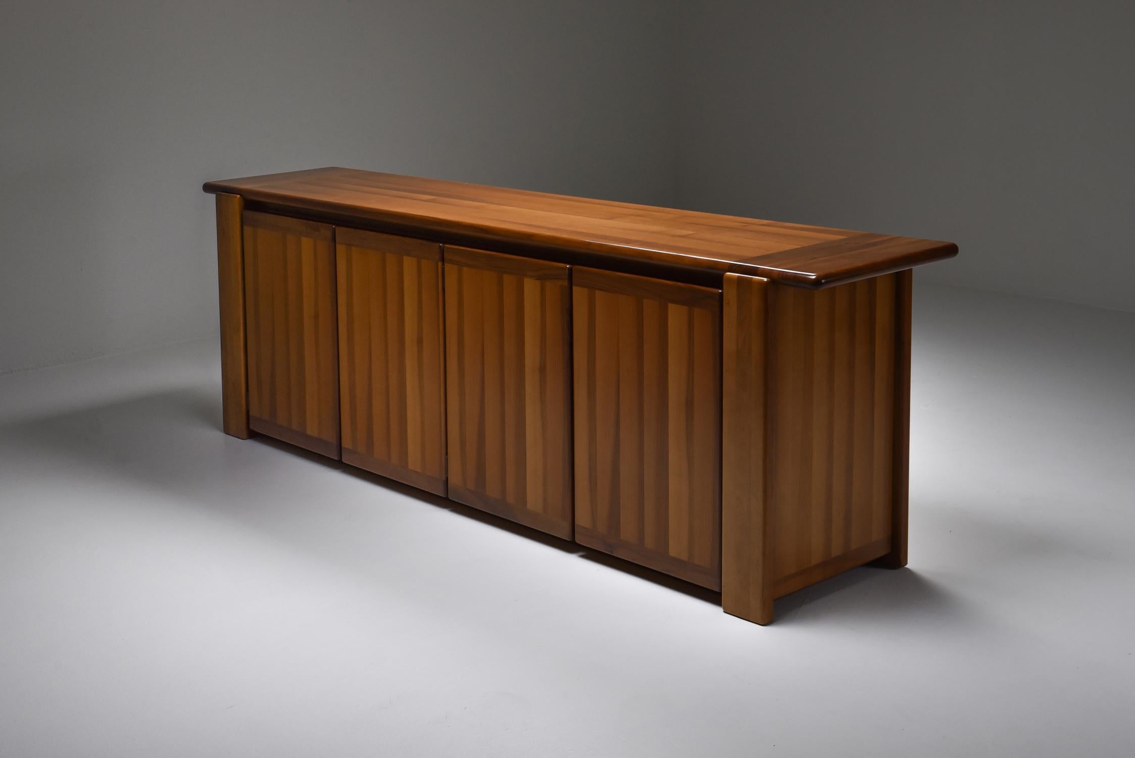Mario Marenco for Mobilgirgi, 'Sapporo' sideboard, walnut, Italy, 1970s 

Solid walnut 'Sapporo' credenza in walnut by Mario Marenco.
The walnut wood is placed in different directions, creating a graphic play in tones.

A fabulous storage piece