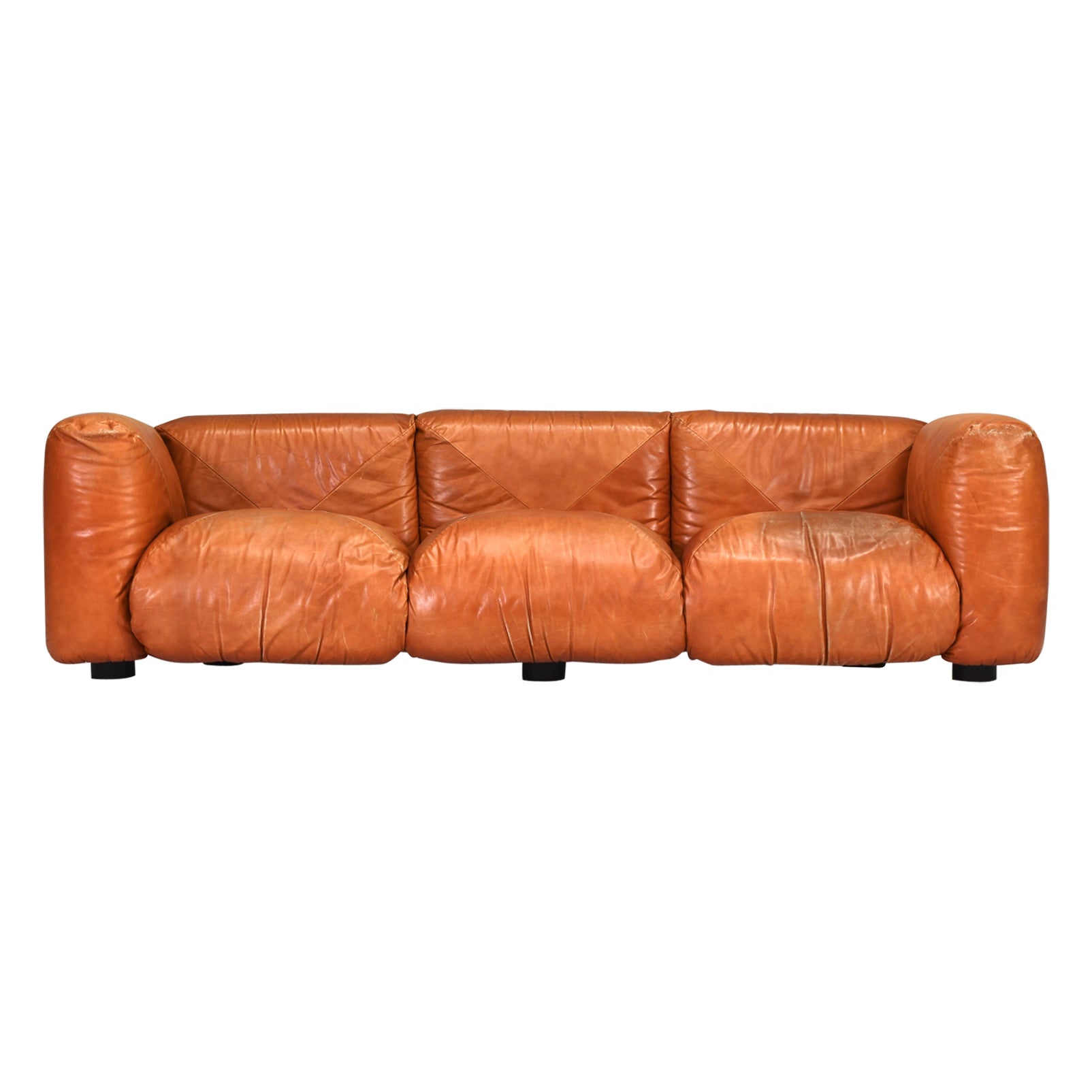 Die Sessel und das Sofa Marius&Marius wurden 1970 von dem italienischen Architekten und Designer Mario Marenco entworfen. Er ist bekannt für unverwechselbare und innovative Entwürfe mit großen, plüschigen Kissen, die auf einer leichten, flexiblen
