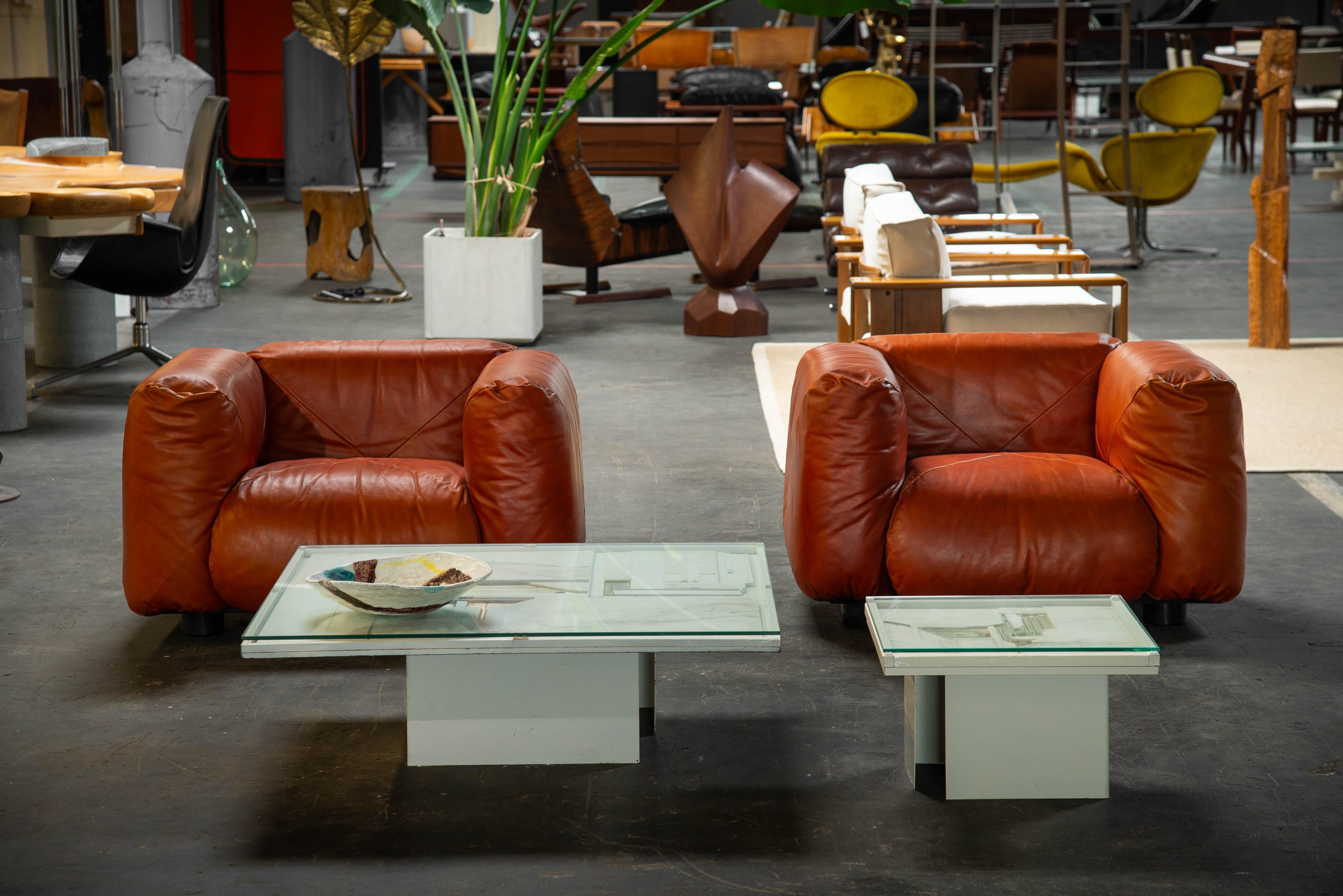 Cool pair of Marius & Marius Lounge Chairs, designed by Mario Marenco and manufactured by Arflex in Italy in 1970. These chairs are true classics, featuring four extremely comfortable foam-filled cushions covered in beautiful leather. These cushions