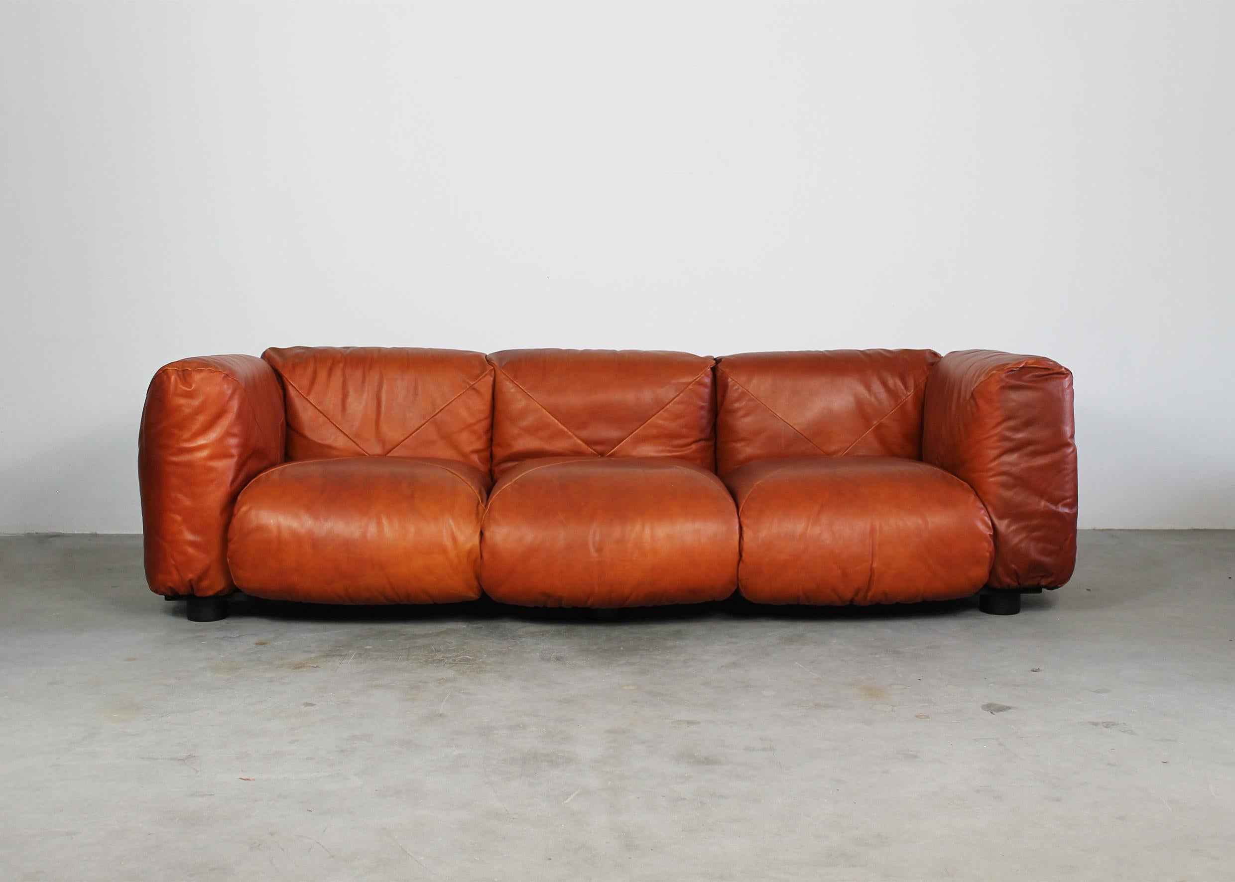 Mario Marenco Marius&Marius Dreisitzer-Sofa aus cognacfarbenem Leder von Arflex 1970er Jahre  (Moderne der Mitte des Jahrhunderts)