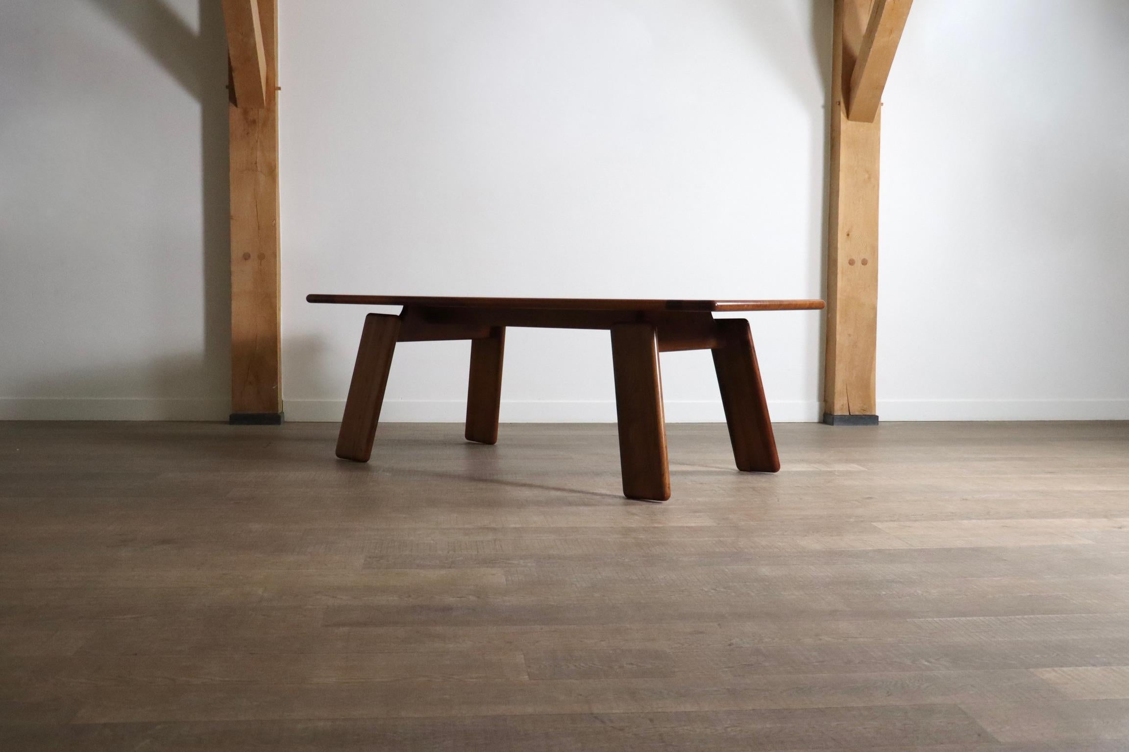 Bonita mesa de comedor Sapporo de madera de nogal, del diseñador y actor italiano Mario Marenco (1933-2019), con un alto nivel de artesanía en ebanistería. Un diseño de nogal macizo que presenta una hermosa veta, con bordes biselados que añaden