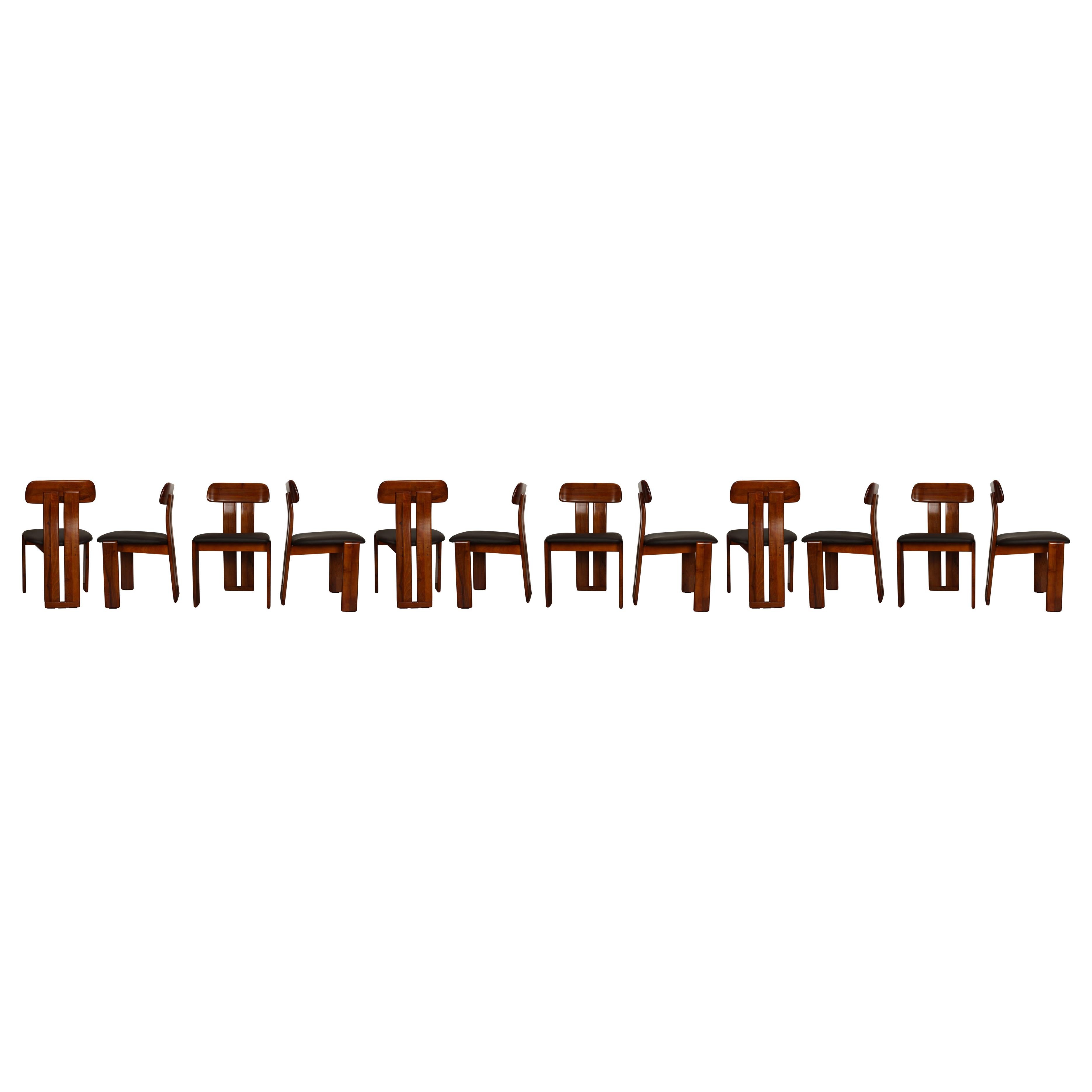 Ensemble de douze chaises de salle à manger 