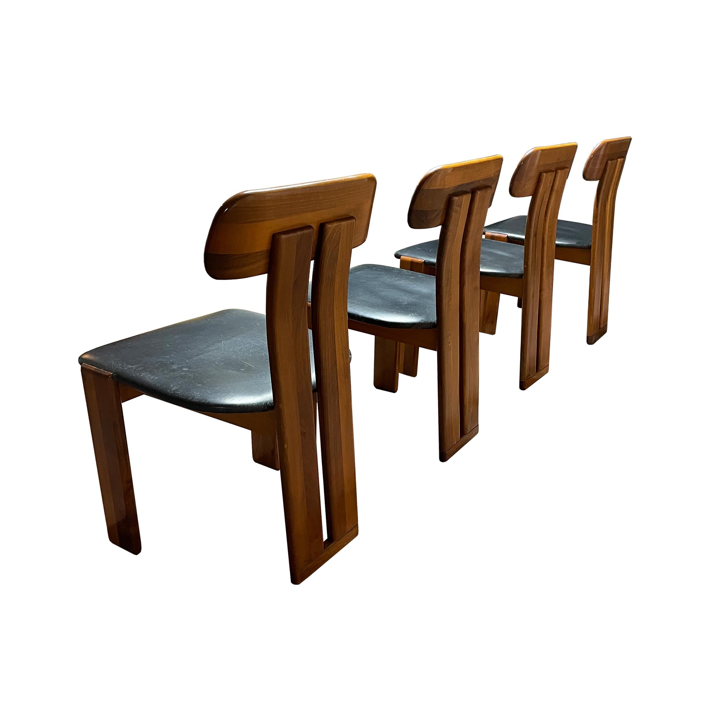 Set of four “Sapporo” dining chairs, designed by Mario Marenco and produced by the Italian manufacturer Mobilgirgi in the 1970s.
They feature a walnut briar structure and a black leather seater.
It is also available the extensible table from the