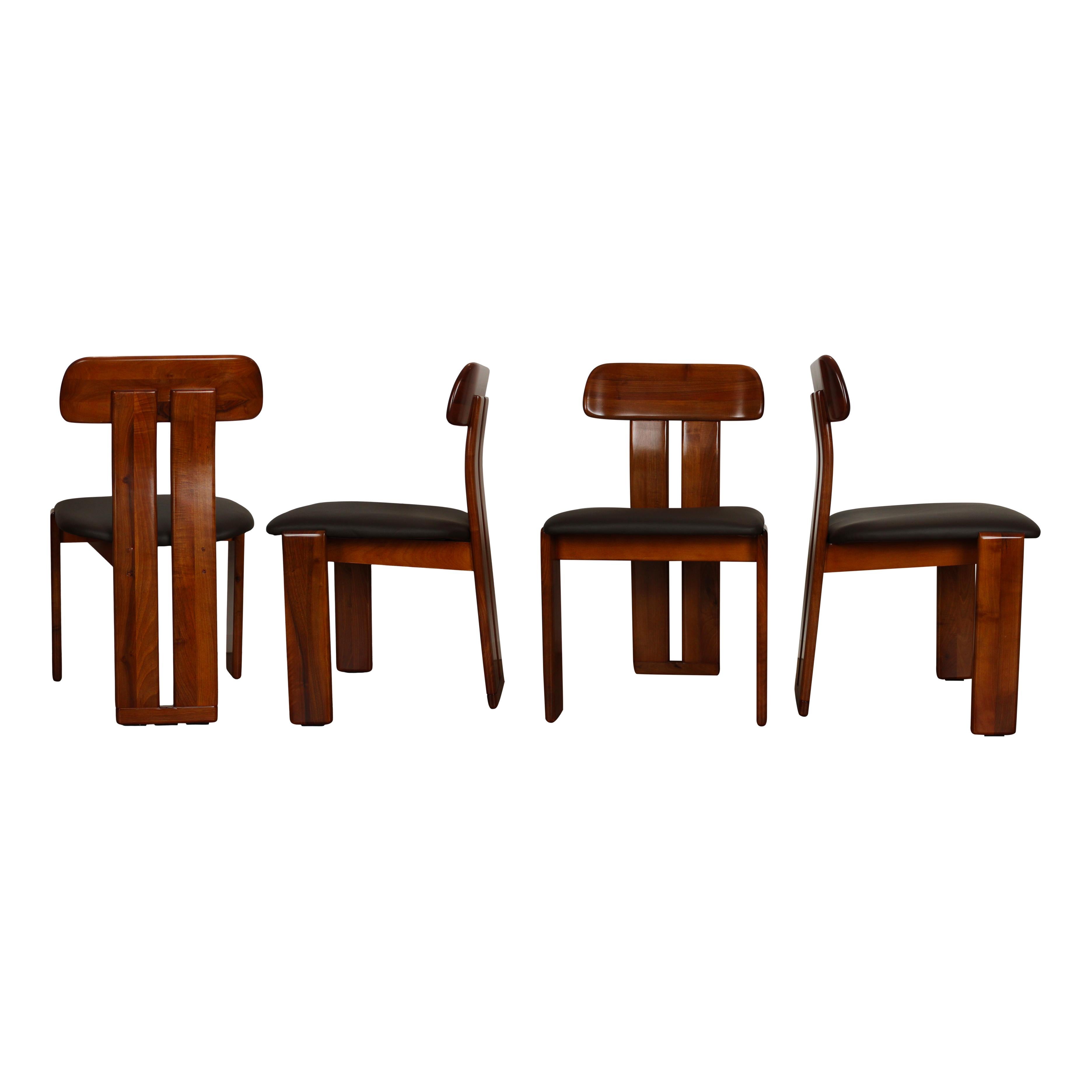 Ensemble de quatre chaises de salle à manger 