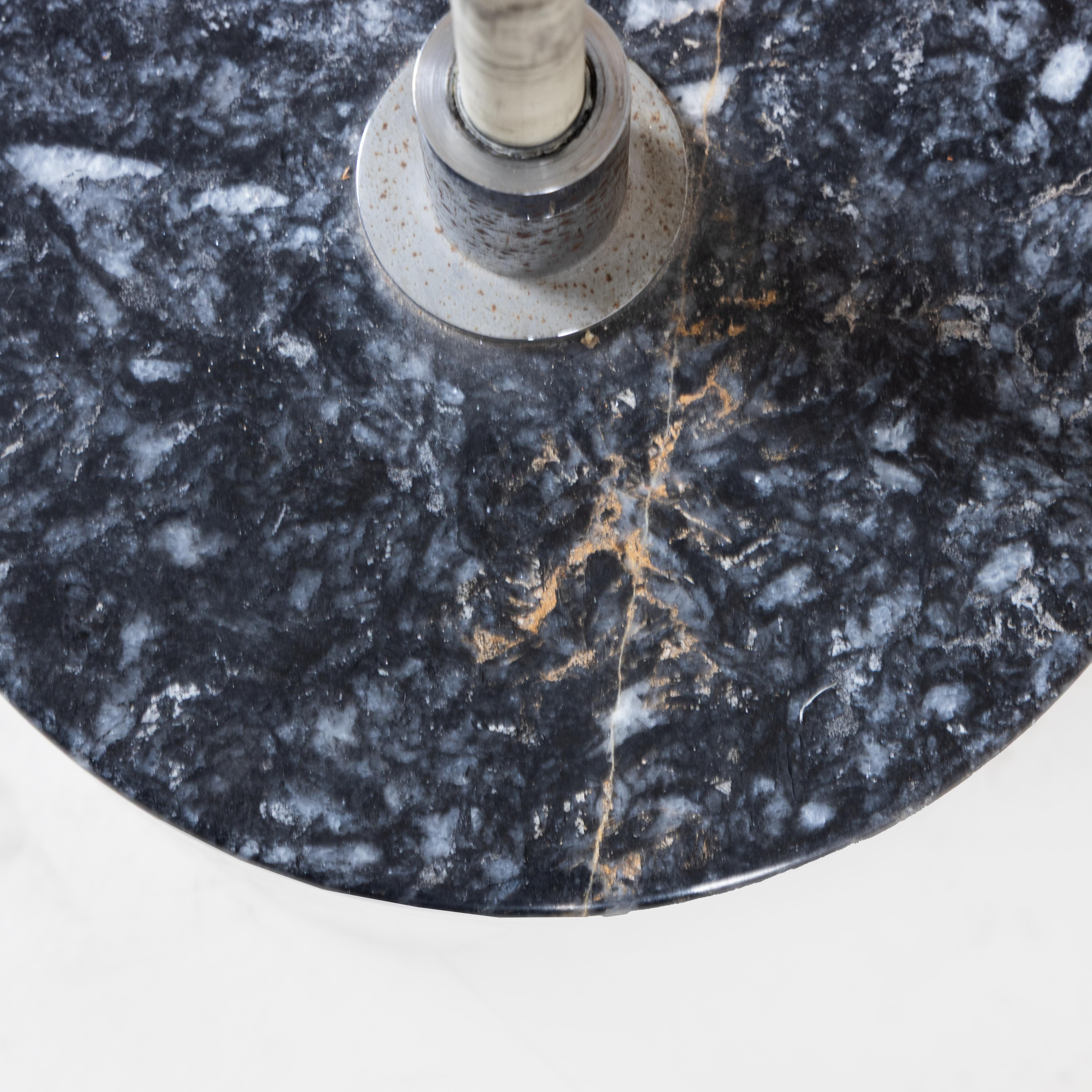 Tavolino ovale disegnato da Mario Mazzer per Zanette, con piano in vetro trasparente, base in marmo, prolunga in legno laccato e dettagli in metallo cromato. Il progetto riflette l'approccio del designer al materiale come elemento compositivo,