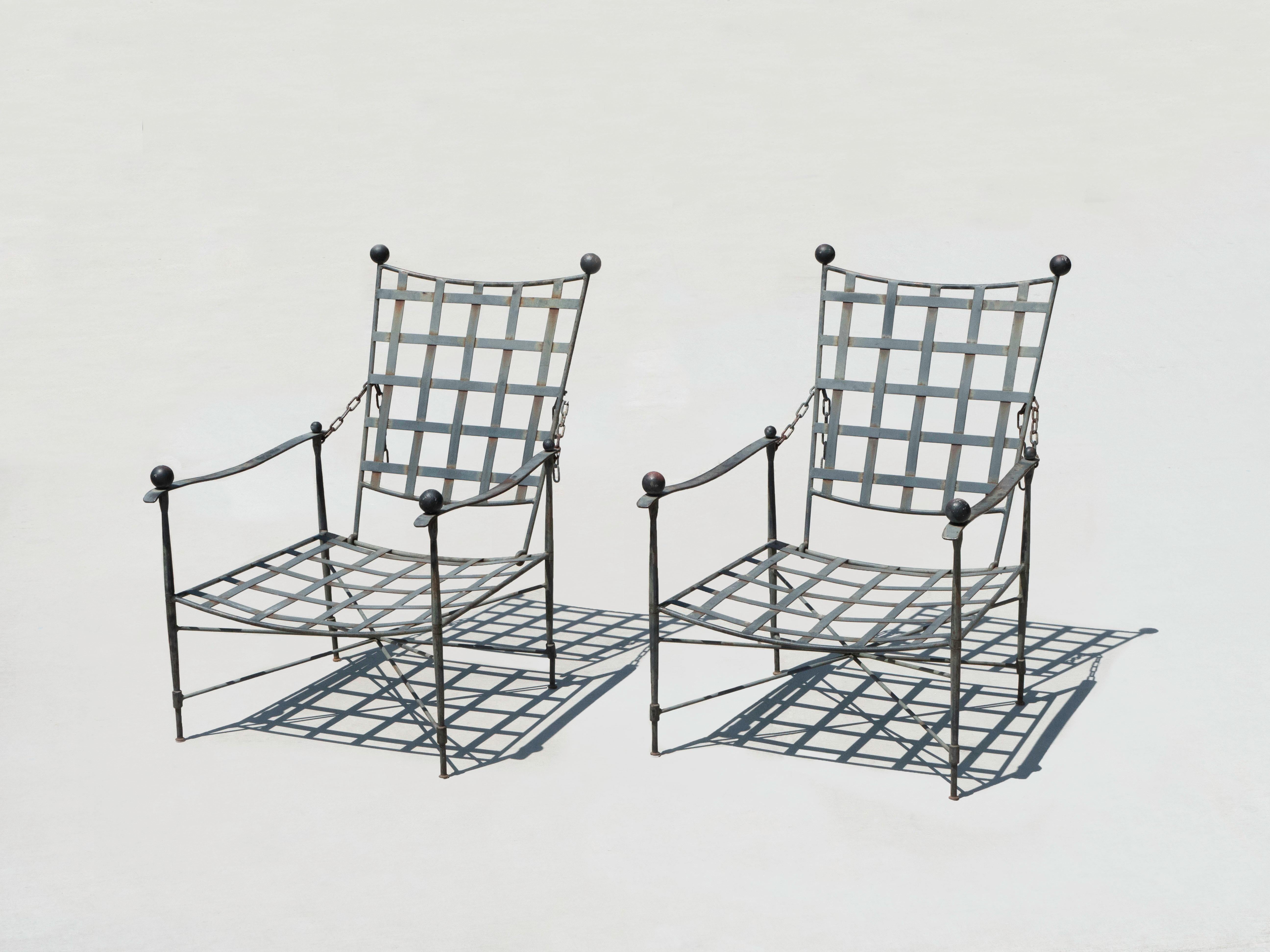 Ein Paar schmiedeeiserne Loungesessel des Designers Mario Papperzini für John Salterini.  Hergestellt in den 1950er Jahren.  Diese Möbelserie wurde nach der Amalfiküste in Süditalien 