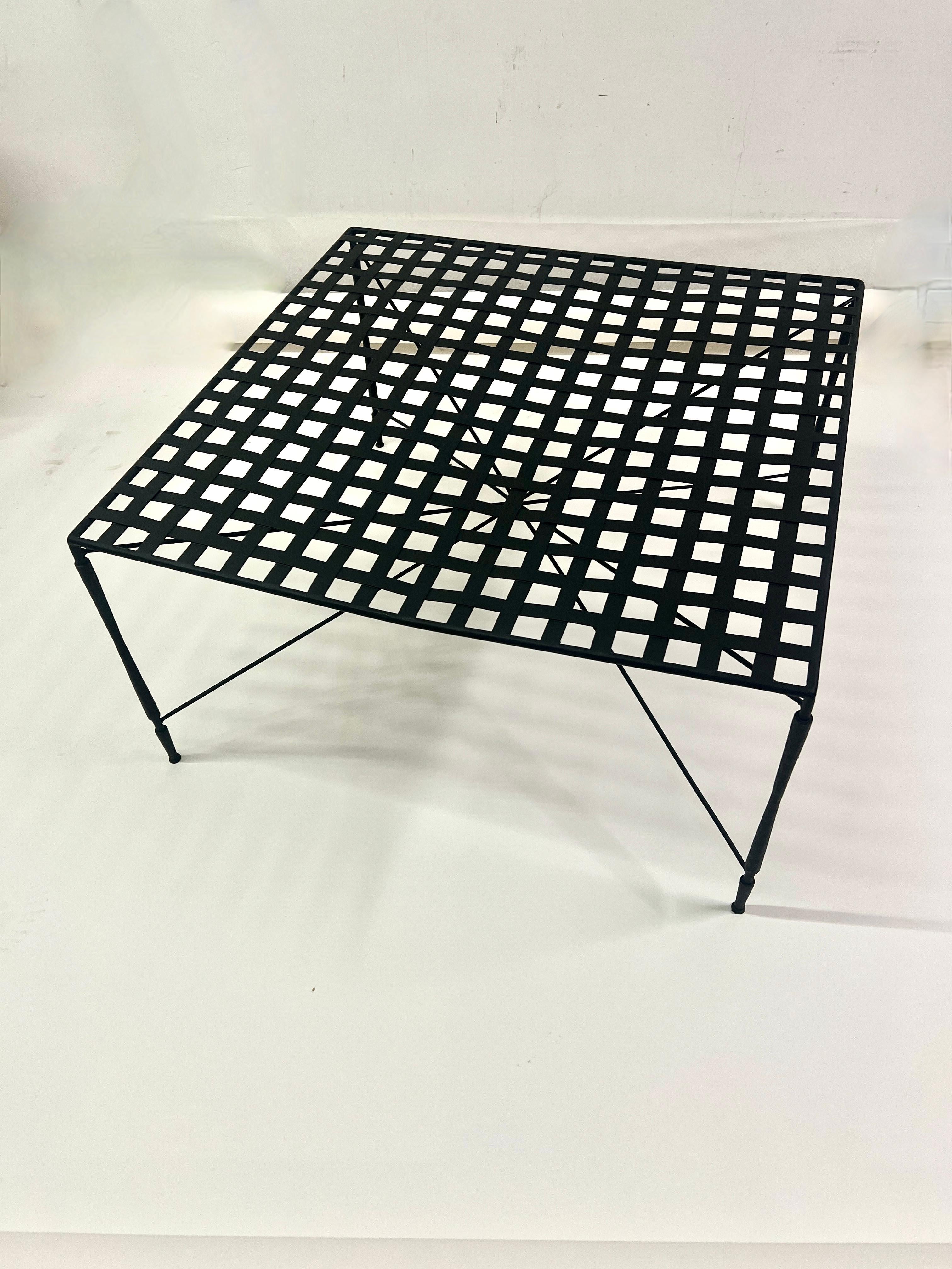 Mesa de cóctel de rejilla para patio diseñada por el italiano Mario Papperzini para John Salterini. La mesa tiene un acabado negro nuevo (y sin óxido) y está en buen estado general y estructuralmente muy sólida - la enrejada de la encimera crea una