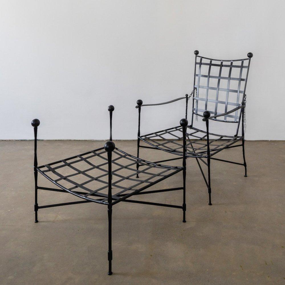 4 sillas de metal John Salterini restauradas y 2 pufs. Precioso entramado metálico con respaldos de asiento ajustables. Medidas : Otomana 24 1/3