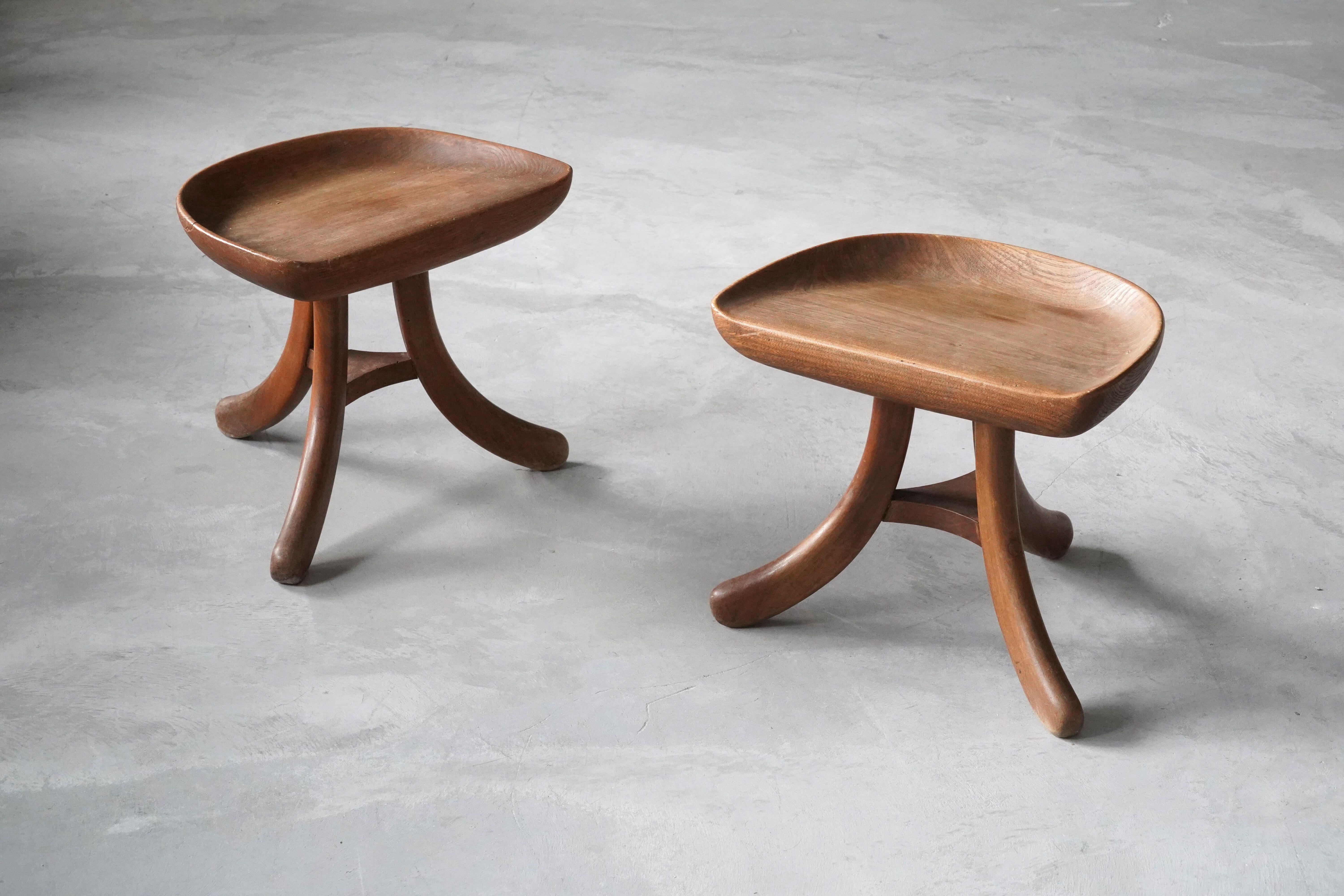 A pair of modernist stools, in solid carved wood. Designed by Mario Passanti, Italy, 1960s

D. Alaimo, Mobili di architetti e progettisti torinesi 1945-1965, Deposito Culturale 2018, pag. 181.
 