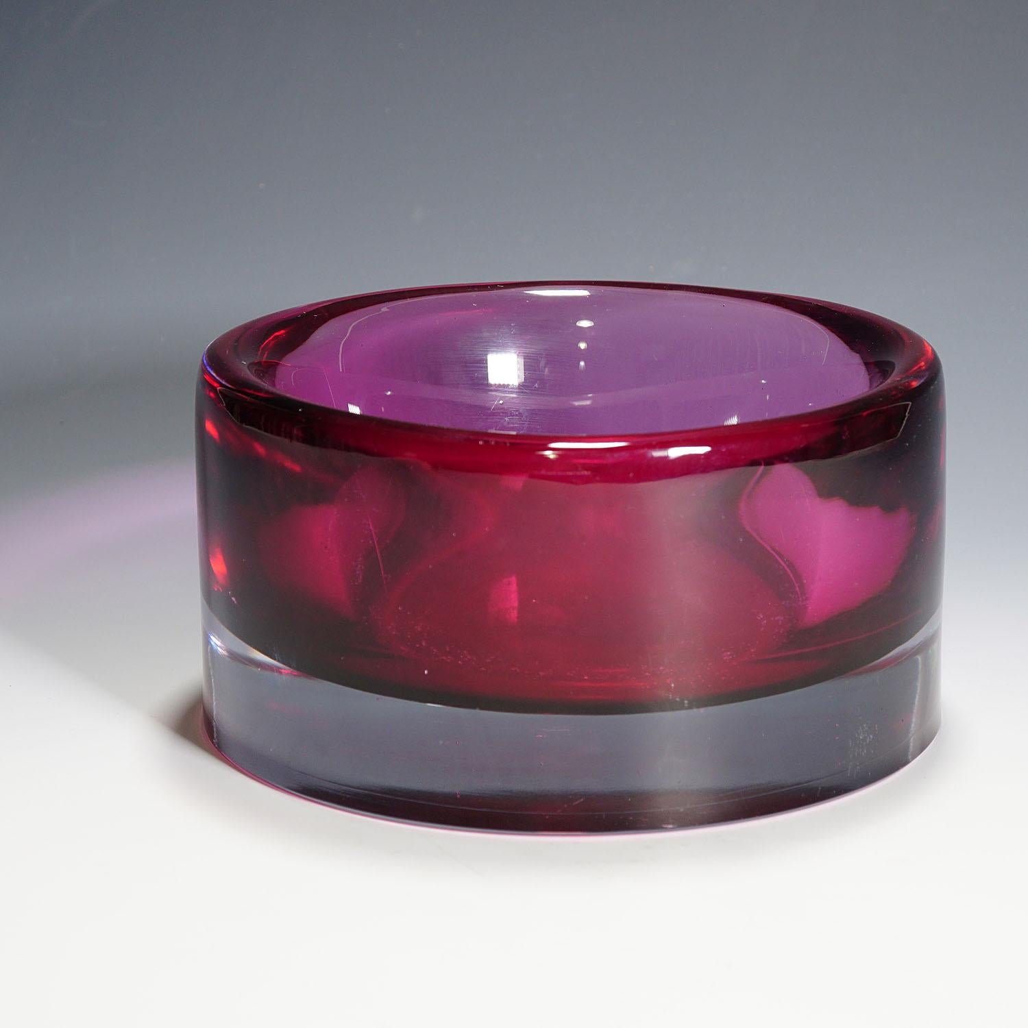 A very heavy sommerso glass bowl manufactured by Seguso Vetri D'Arte and designed by Mario Pinzoni ca. 1969. Manufactured in thick violett and ruby sommerso glass. An authentic midcentury modern piece from Murano. Very good condition with minor