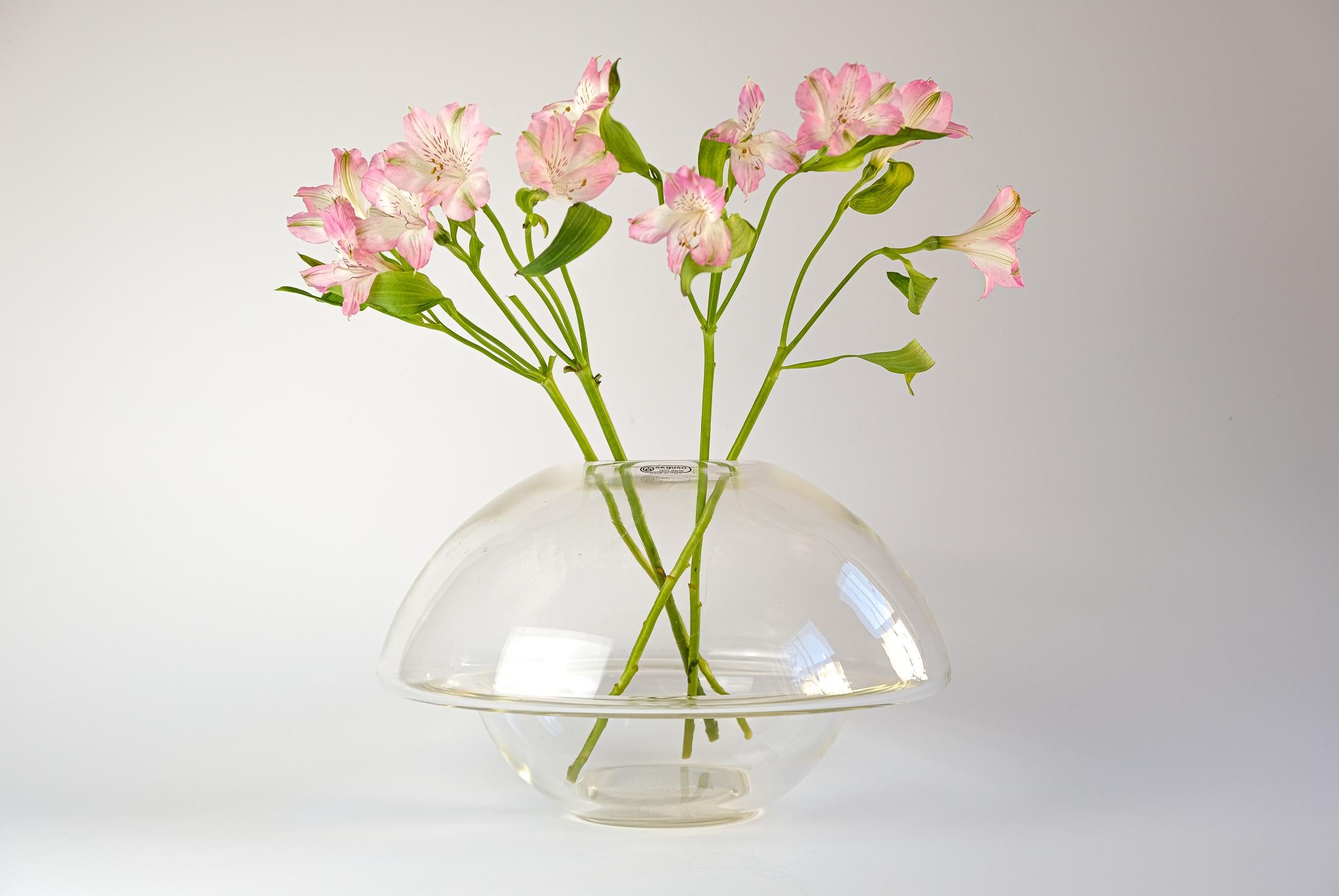 Un élégant et rare vase (ou récipient) en verre de Murano de Mario Pinzoni pour Seguso Vetri d'Arte, Venise, Italie, vers les années 1980.

Ce vase impressionnant en verre soufflé transparent est intact et en bon état, avec quelques marques et