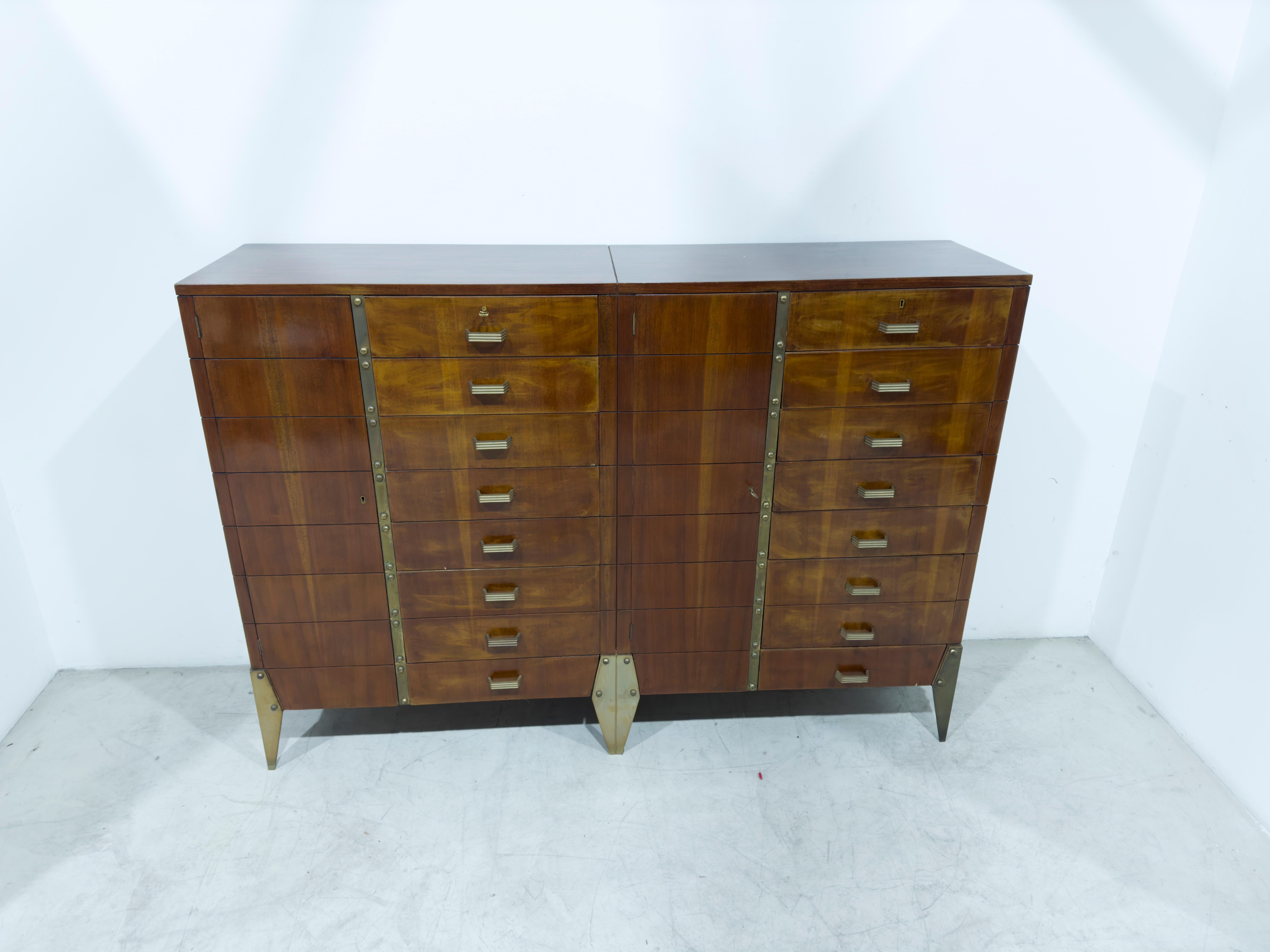 Commode en bois noble avec détails en laiton. Prod. Quartiers, Italie, vers 1950