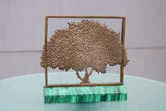 Escultura de Mario Rossello en latón y malaquita de los años 70 que representa un árbol