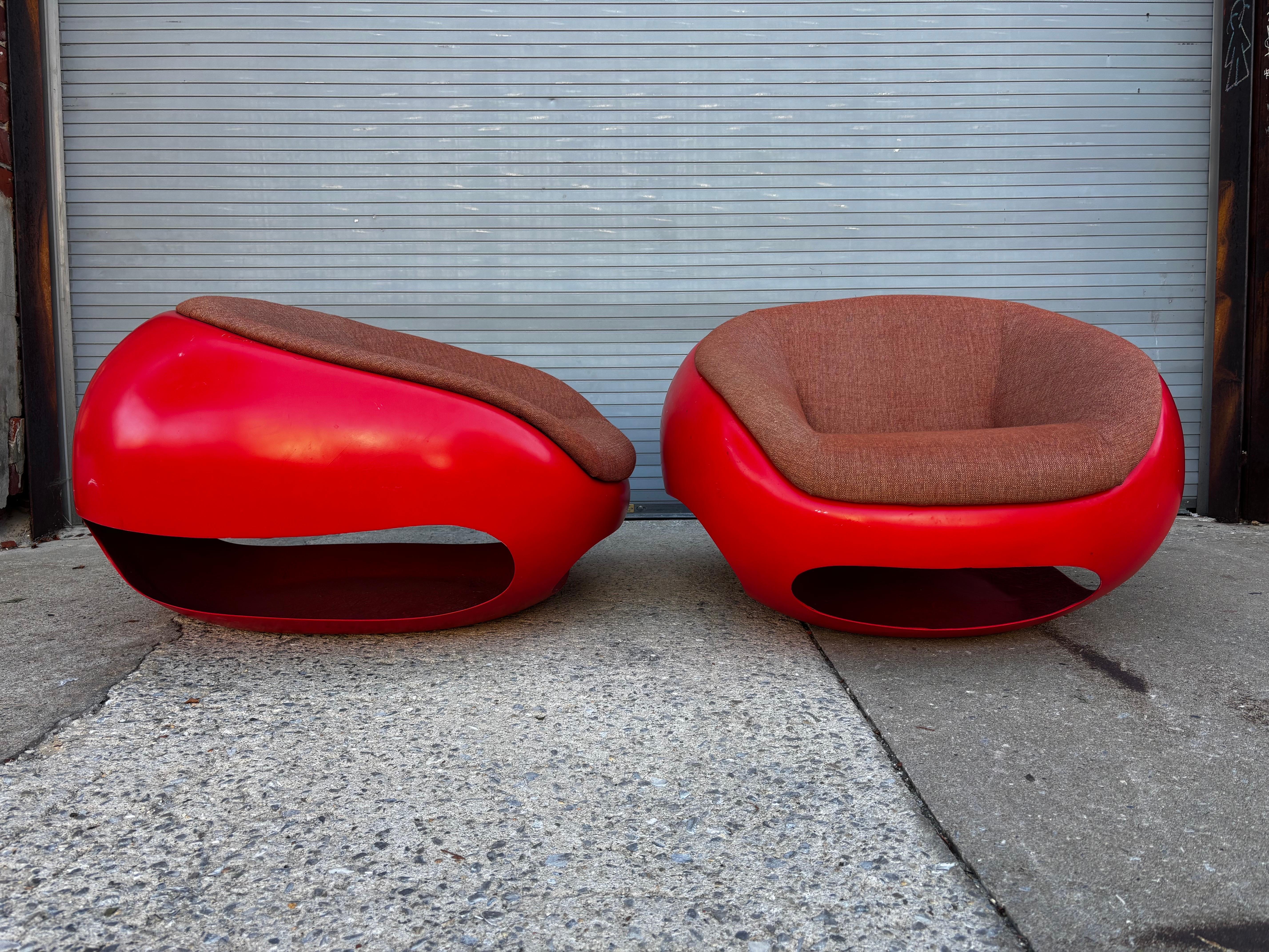 Mario Sabot Pod Chairs, verkauft als Paar.  Außenkörper aus Fiberglas mit gepolsterten Innenräumen.  Schneiden Sie das Design auf der Unterseite der Schoten aus.  Die Stühle wurden vor etwa 10-15 Jahren neu gestrichen und neu gepolstert.  Weisen