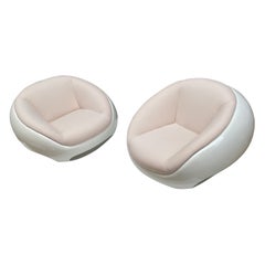 Mario Sabot fauteuils de salon « POD » exposés à Nikolas Xasteros et Pierre Cardin House