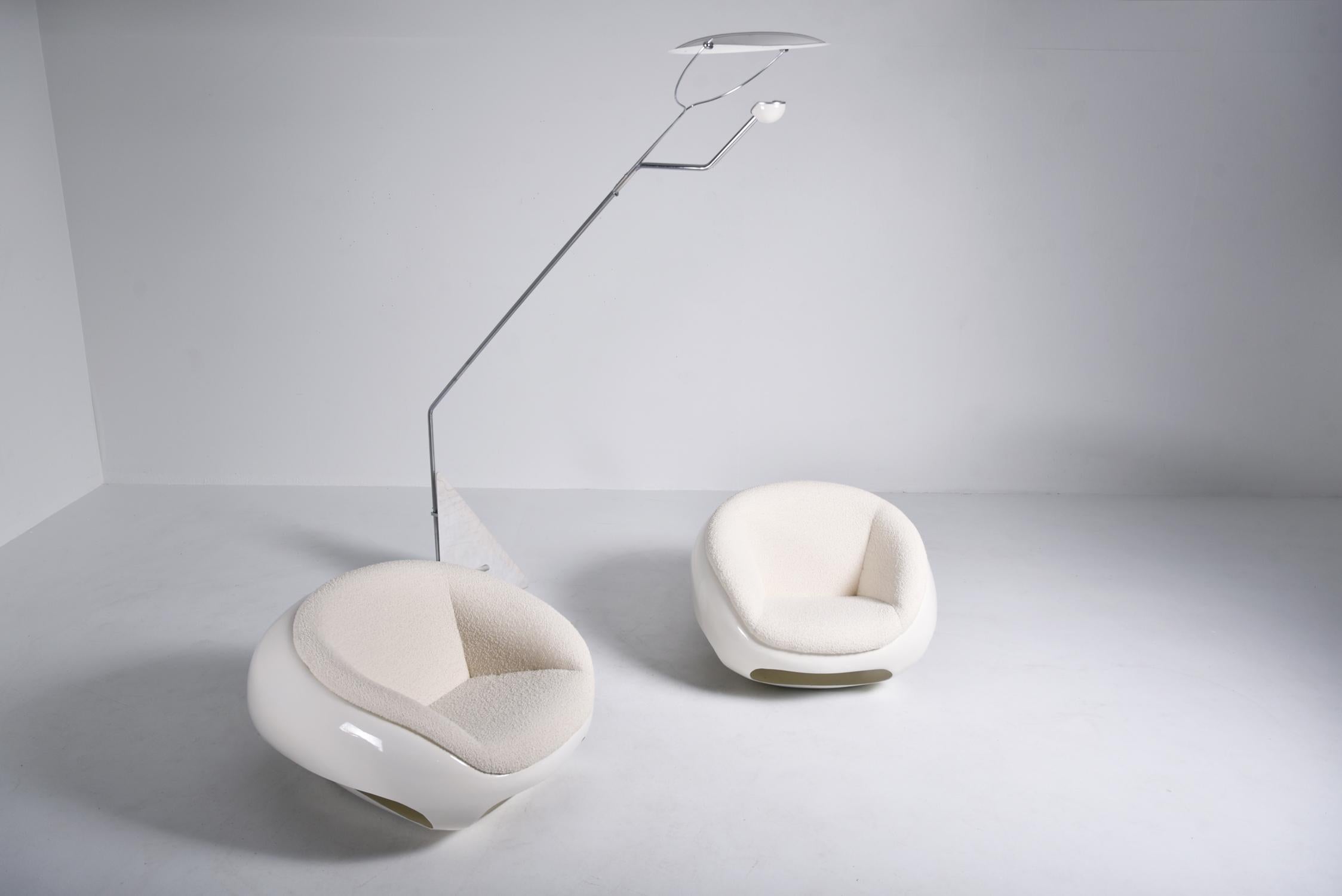 Paire de chaises longues postmodernes du designer italien Mario Sabot. Le design a été inspiré par la série GT de Ferrari dans les années 1960. Base en fibre de verre blanche et siège en tissu bouclé blanc, le tout en excellent état. Italie, 1969.