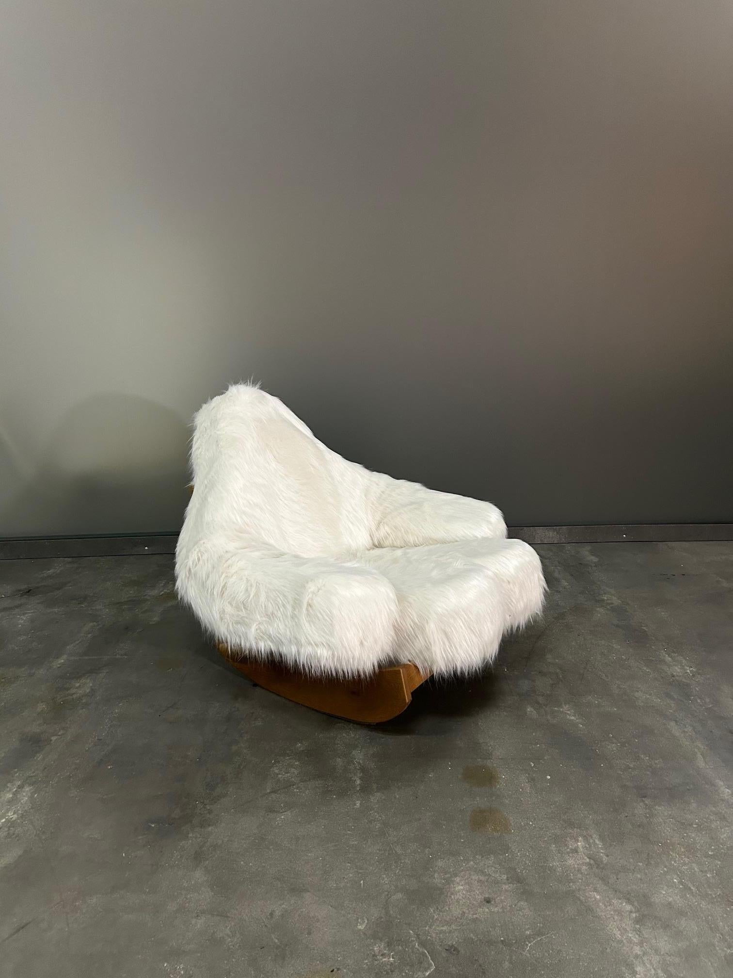 Pop Art iconic Mario Scheichenbauer “Yeti” rocking chair for Elam, Italy. 1970s.
Stained oak basket structure, anthropomorphic cushion covered with long haired wolf faux fur. Perfect conditions.