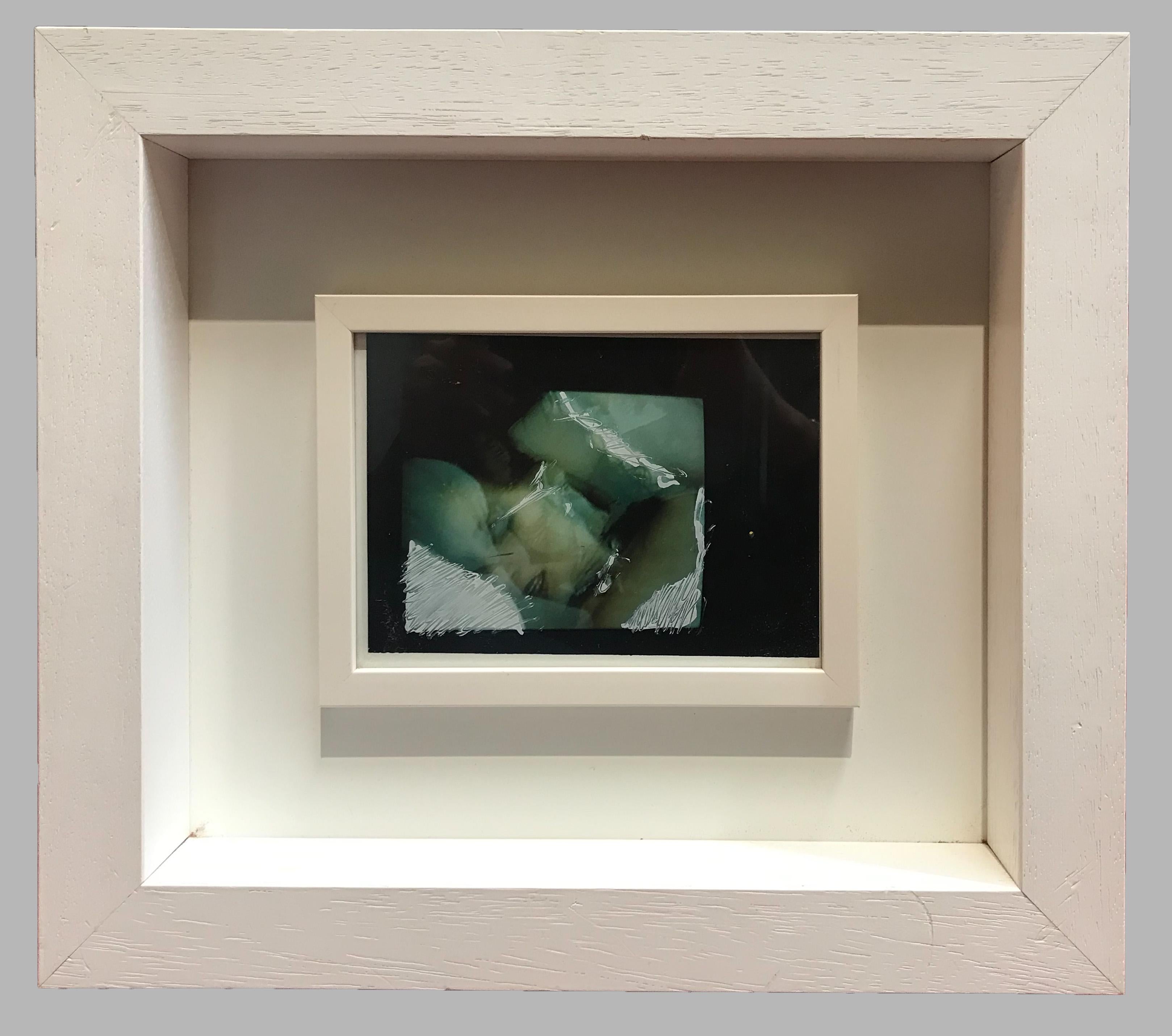 Mario Schifano (Khoms, Libyen, 1934 - Rom, Italien, 1998)
Titel: Unbenannt
Medium: Gemischte Medien auf Fotografie
Abmessungen: Maße der Fotografie 13 x 18 cm - Maße mit Rahmen 32,6 x 37,6 x 5,3 cm

Mario Schifano wurde in Al-Khums oder Khoms, einer