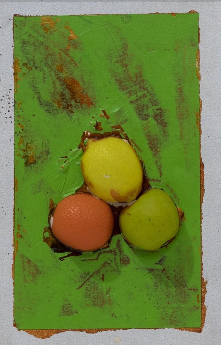 Untitled - Fruits est une œuvre d'art originale réalisée par l'artiste italien Mario Schifano en 1995. 

Média mixte original. Peinture sur toile avec sculpture en relief. 

Signé à la main par l'artiste au dos de la toile : Schifano. 

Le cadre en