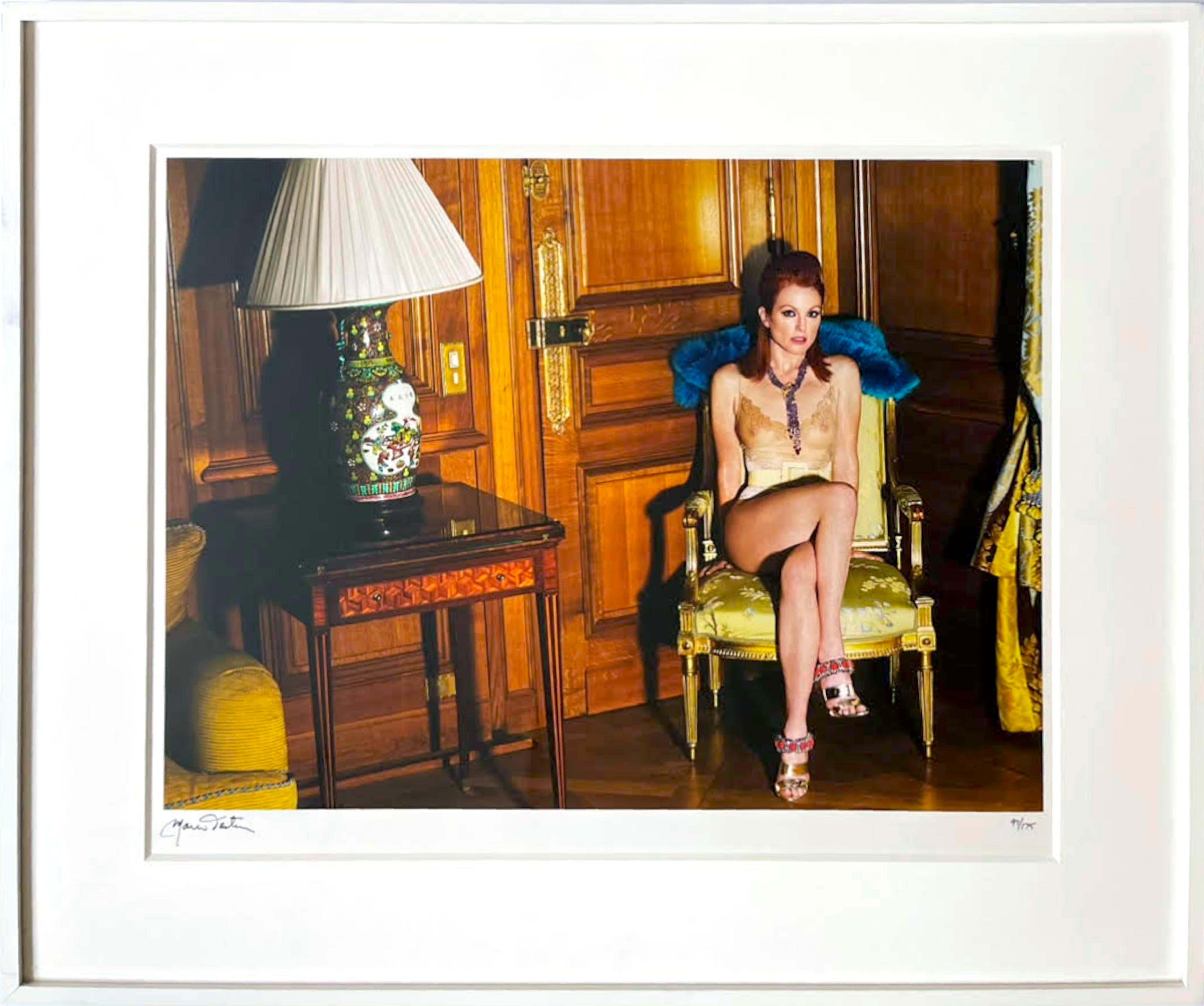 Julianne Moore à l'hôtel Crillon, Paris 2008 Signé/N C-Print Lt. Ed. Encadré - Photograph de Mario Testino