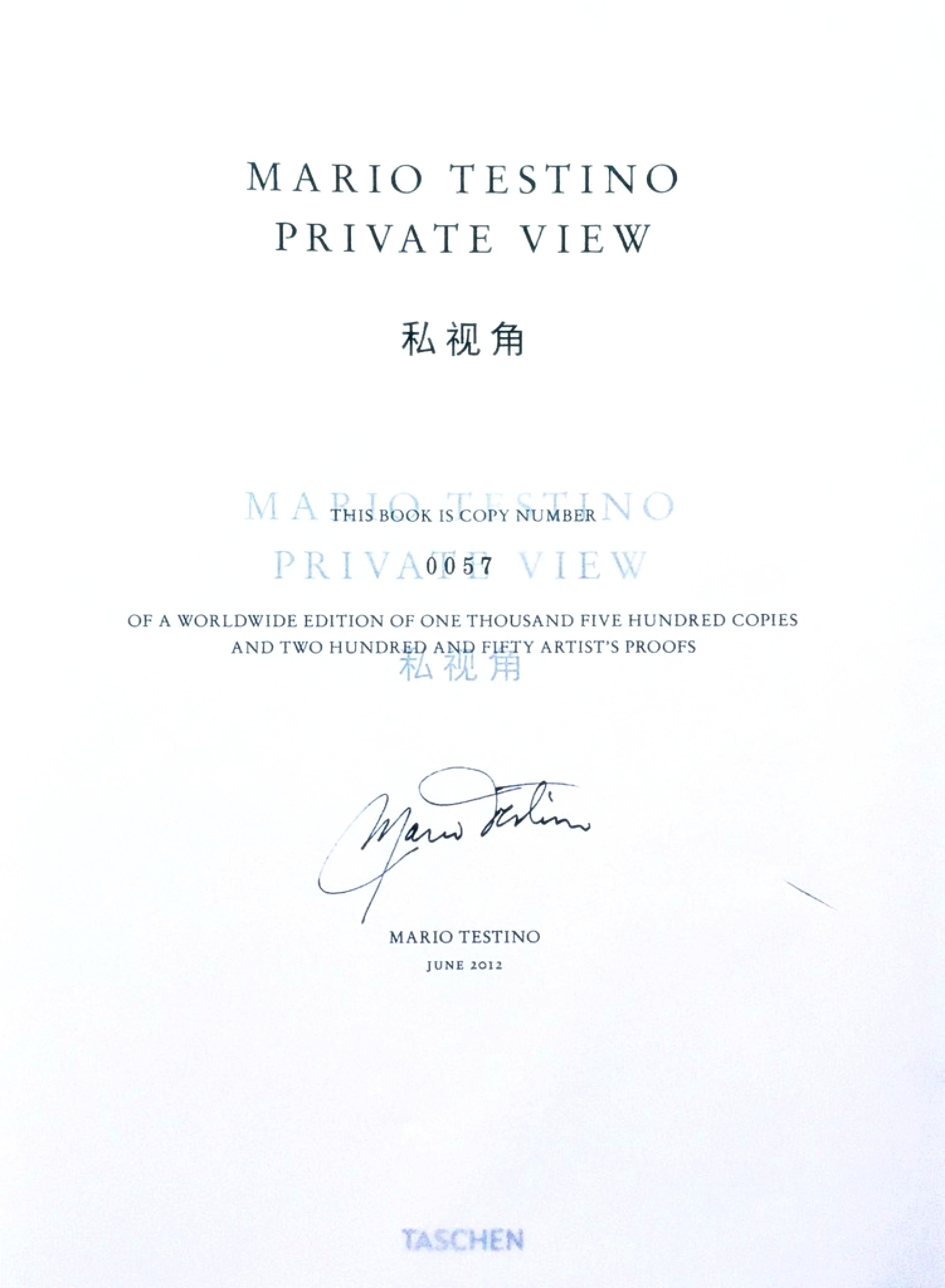 Livre signé à la main : Mario Testino, vue privée biangulaire (chinois-anglais) en vente 7