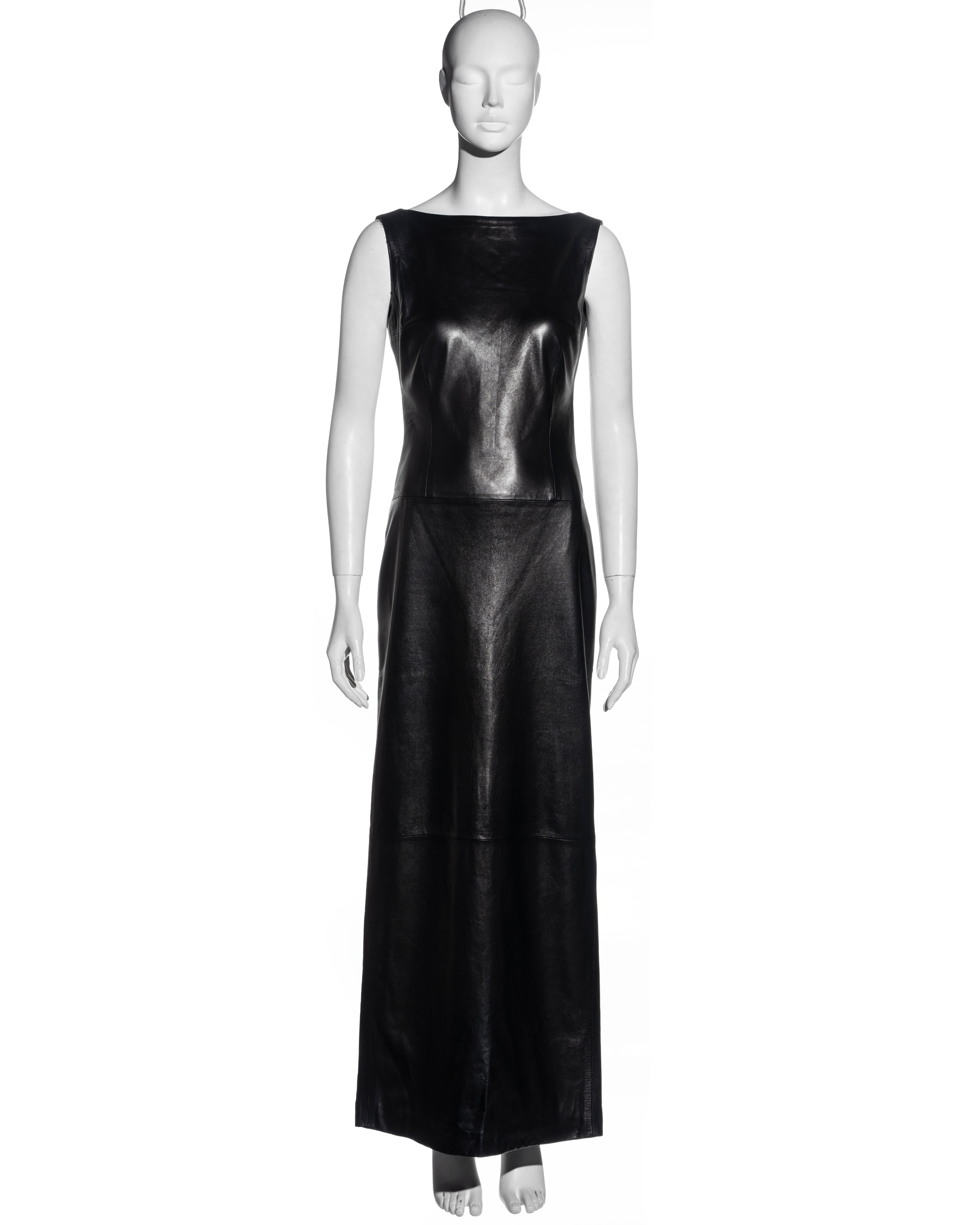 ▪ Mario Valentino black lambskin leather full-length dress
▪ Open back 
▪ Thigh-high back slit 
▪ Boat neck 
▪ IT 42 - FR 38 - UK 10 - US 6
▪ Fall-Winter 1999
▪ 100% Leather
▪ Made in Italy