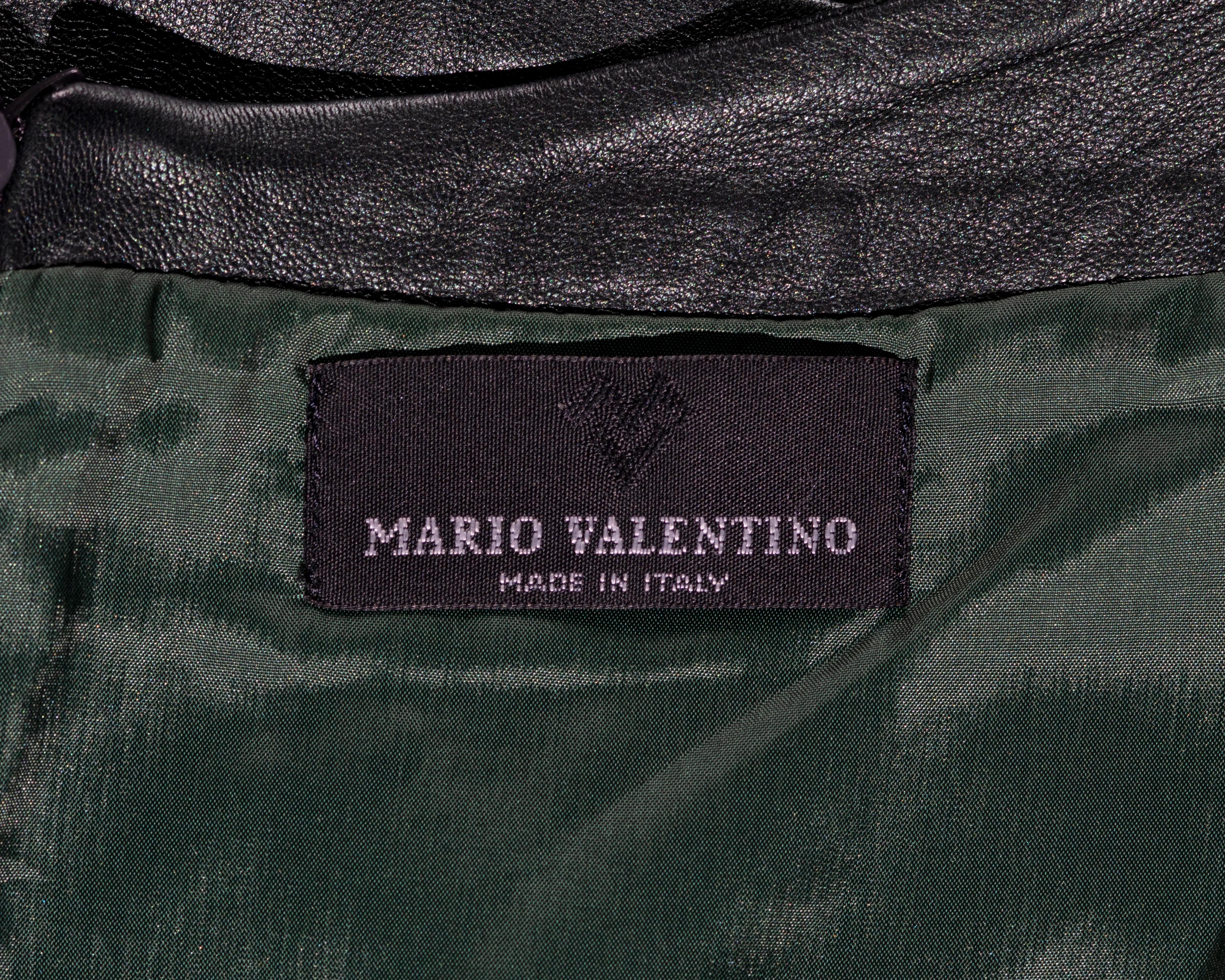 Robe longue ouverte dans le dos en cuir vert Mario Valentino, A/H 1999 en vente 7