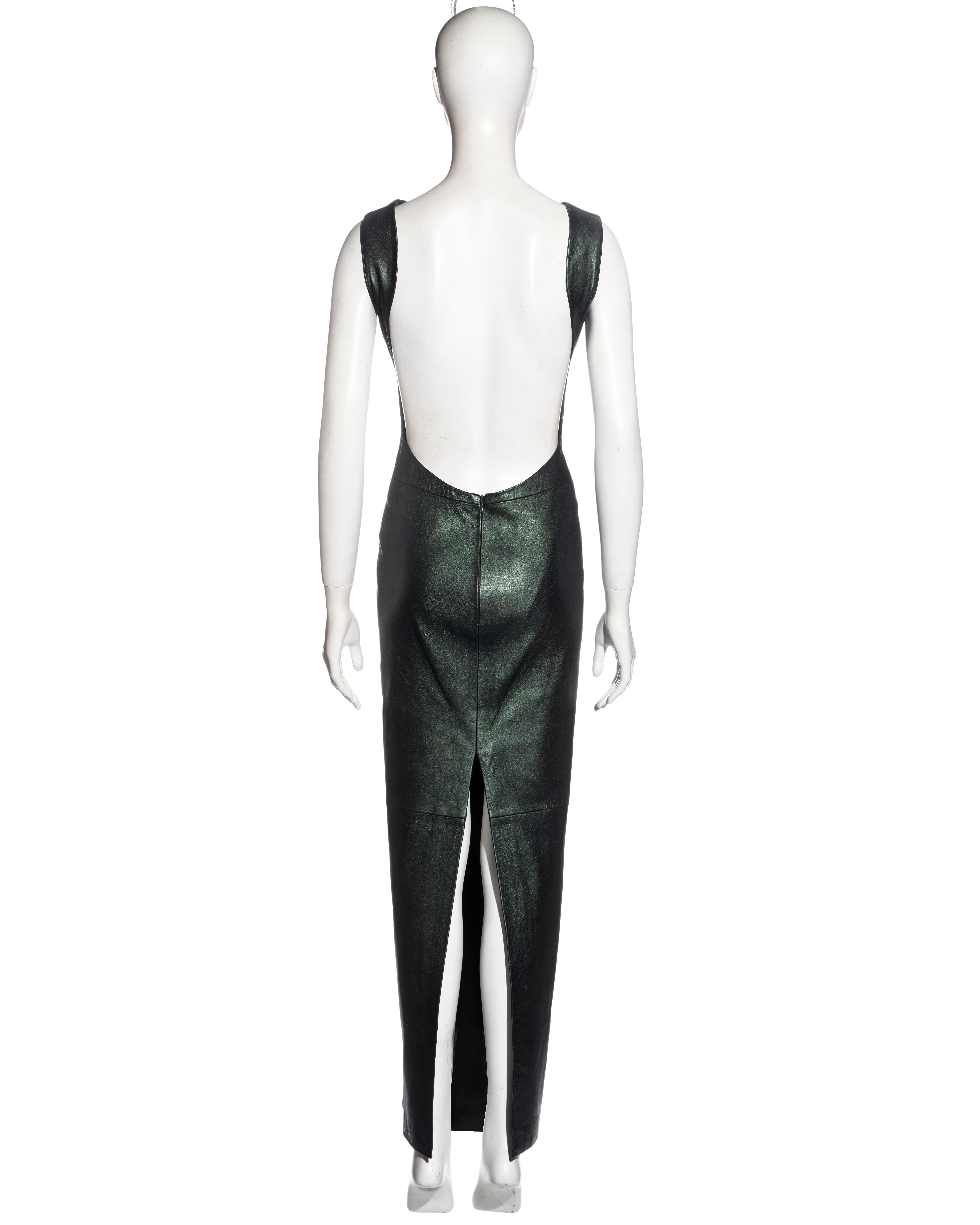 ▪ Mario Valentino green leather full-length dress 
▪ Open back  
▪ Thigh-high back slit  
▪ Boat neck  
▪ IT 42 - FR 38 - UK 10 - US 6 
▪ Fall-Winter 1999 
▪ 100% Leather 
▪ Made in Italy