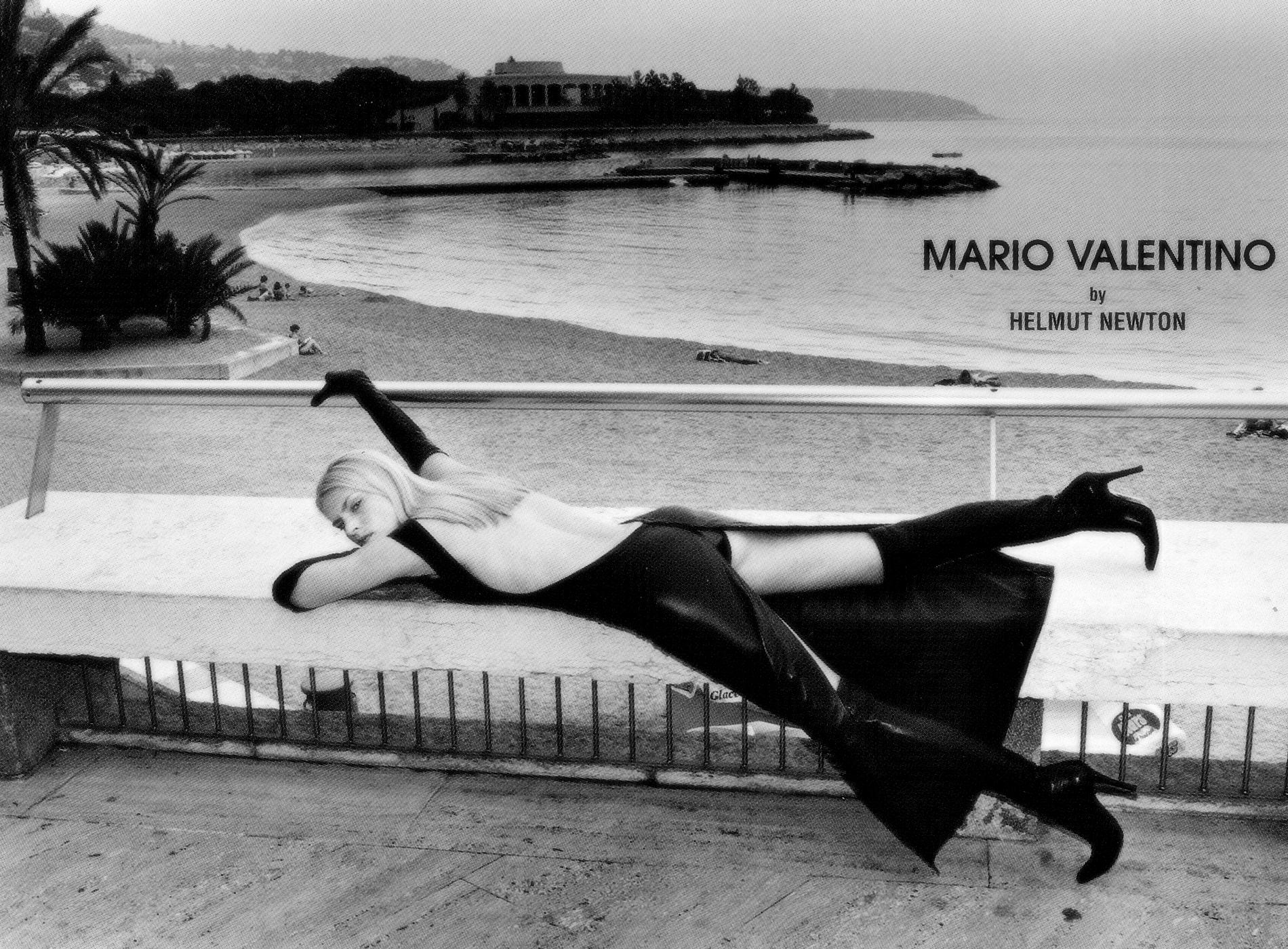 Noir Robe longue ouverte dans le dos en cuir vert Mario Valentino, A/H 1999 en vente