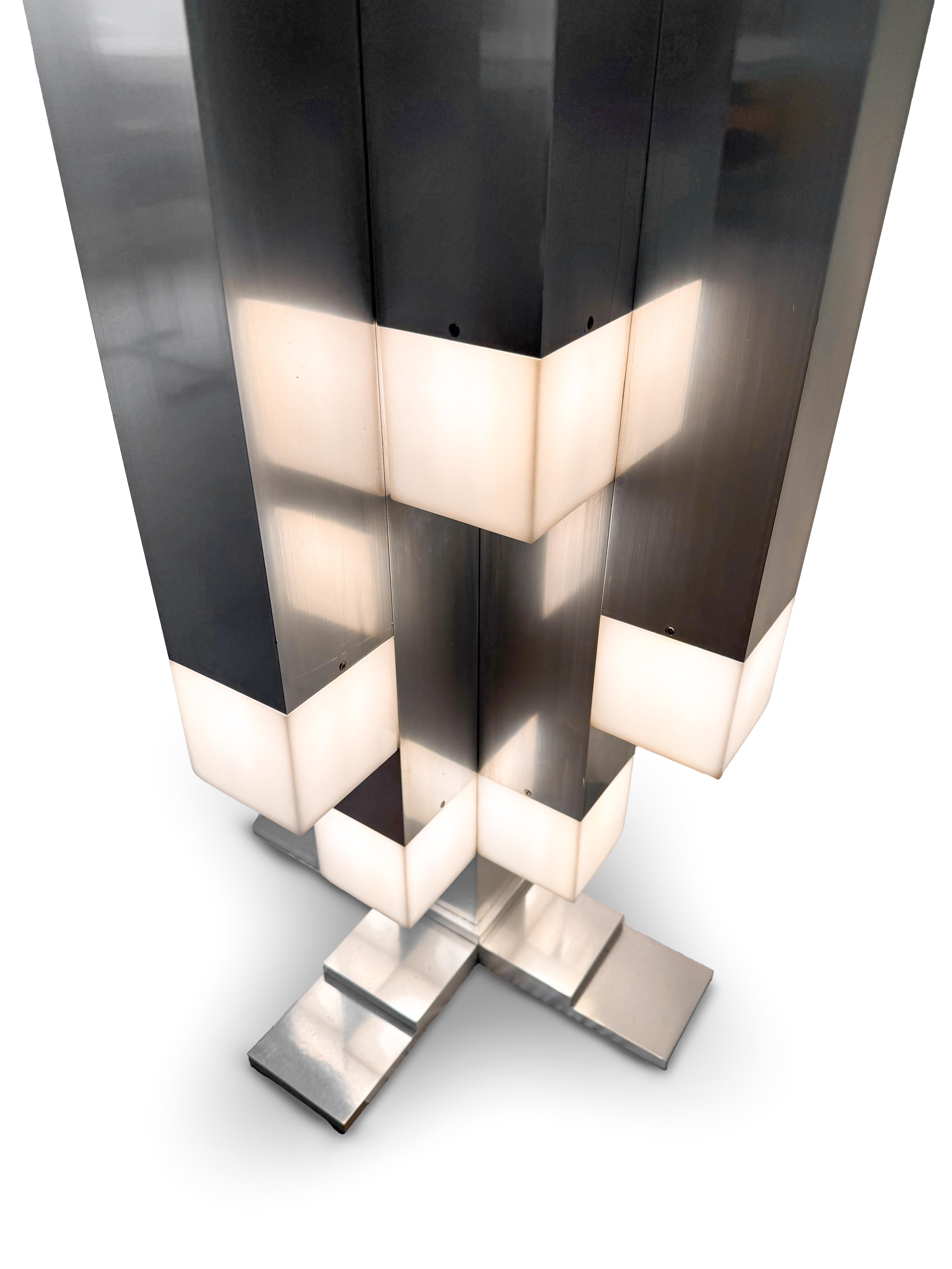 Mario Vento (Siglo XX, Italia)
Rara lámpara de pie Momo, 1970
Fabricado por New Lamp, Roma

La lámpara de pie Momo, un excepcional y raro ejemplo de diseño de iluminación radical italiano, fue creada por Mario Vento en 1970 y producida por New Lamp,