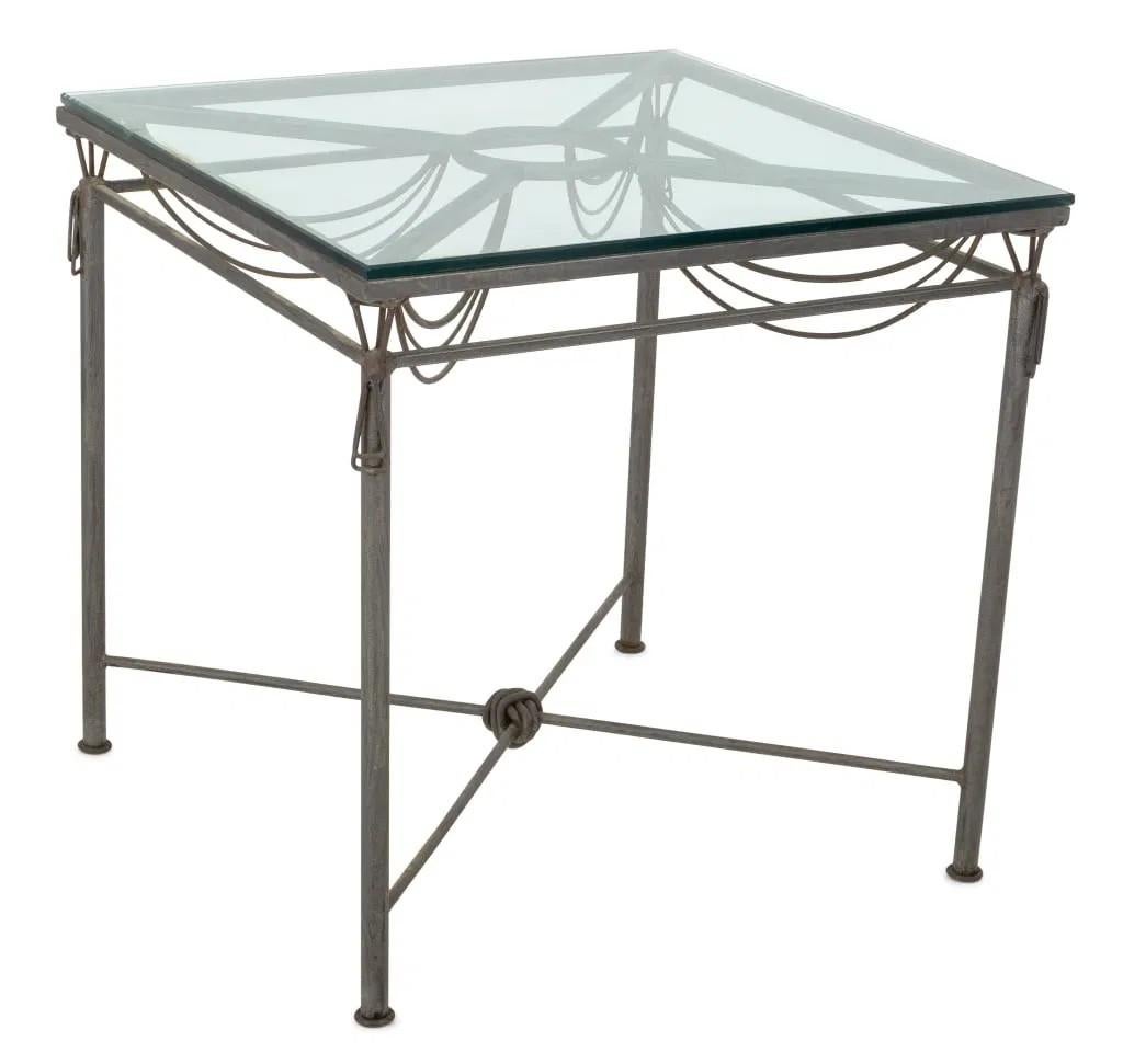 Cette magnifique table de salle à manger en fer forgé français des années 1930, avec un plateau en verre biseauté, témoigne du raffinement de l'artisanat et de l'art de la métallurgie du début du XXe siècle. Les élégants détails en fer drapé, qui