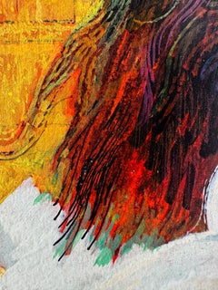 Brune aux yeux d'amande près d'une fenêtre