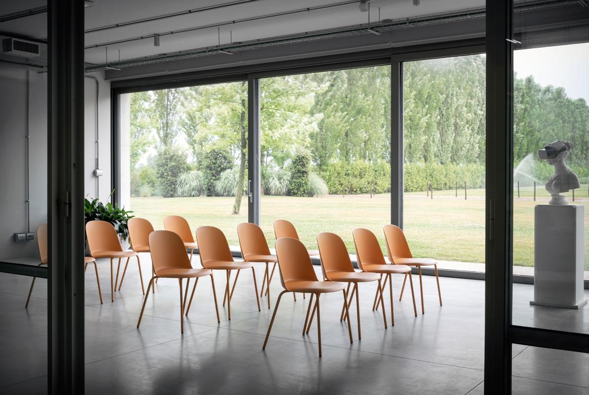 Chaise de conférence Mariolina en coquillage gris soie avec pieds anthracite par E-GGS en vente 9