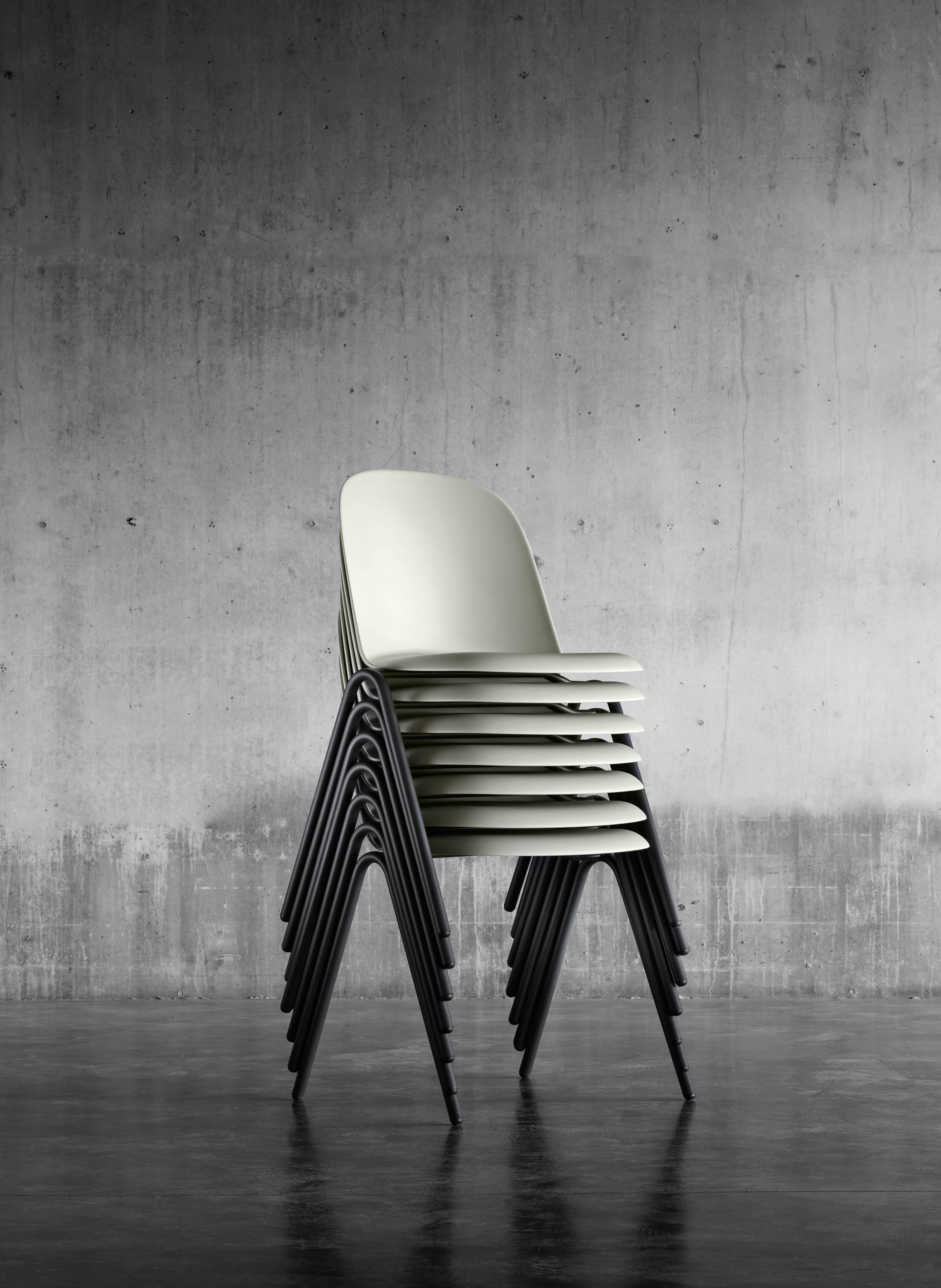Moderne Chaise de conférence Mariolina en coquille de soie grise avec pieds anthracite par E-GGS en vente