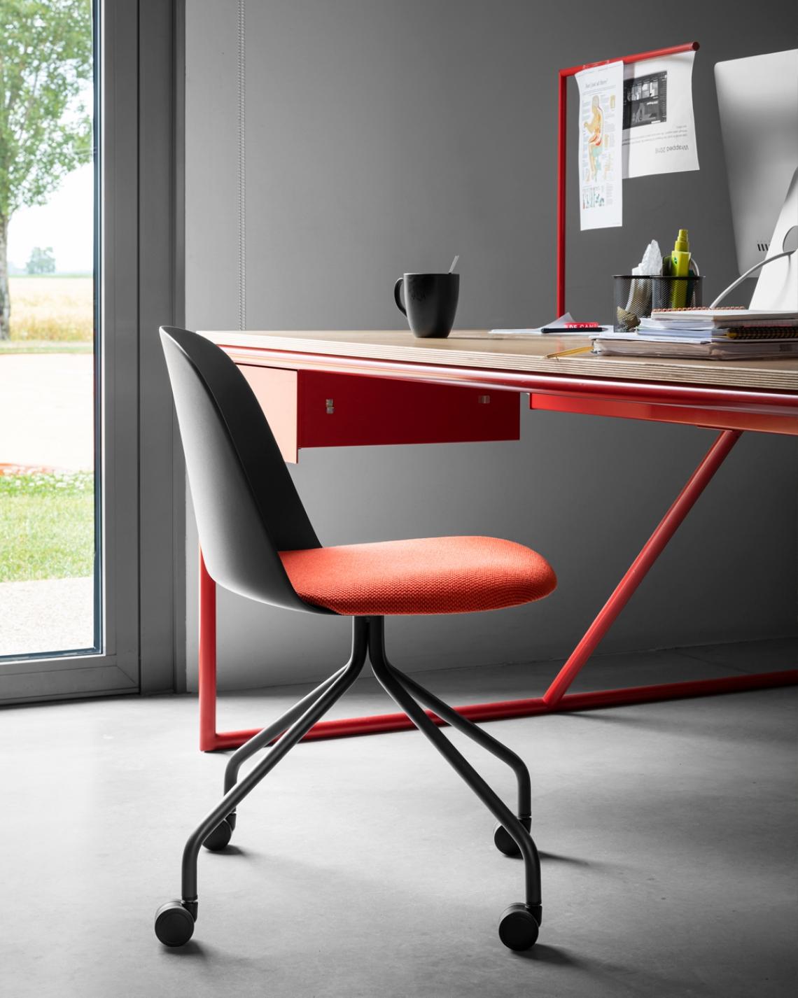 XXIe siècle et contemporain Chaise de conférence Mariolina en coquillage gris soie avec pieds anthracite par E-GGS en vente