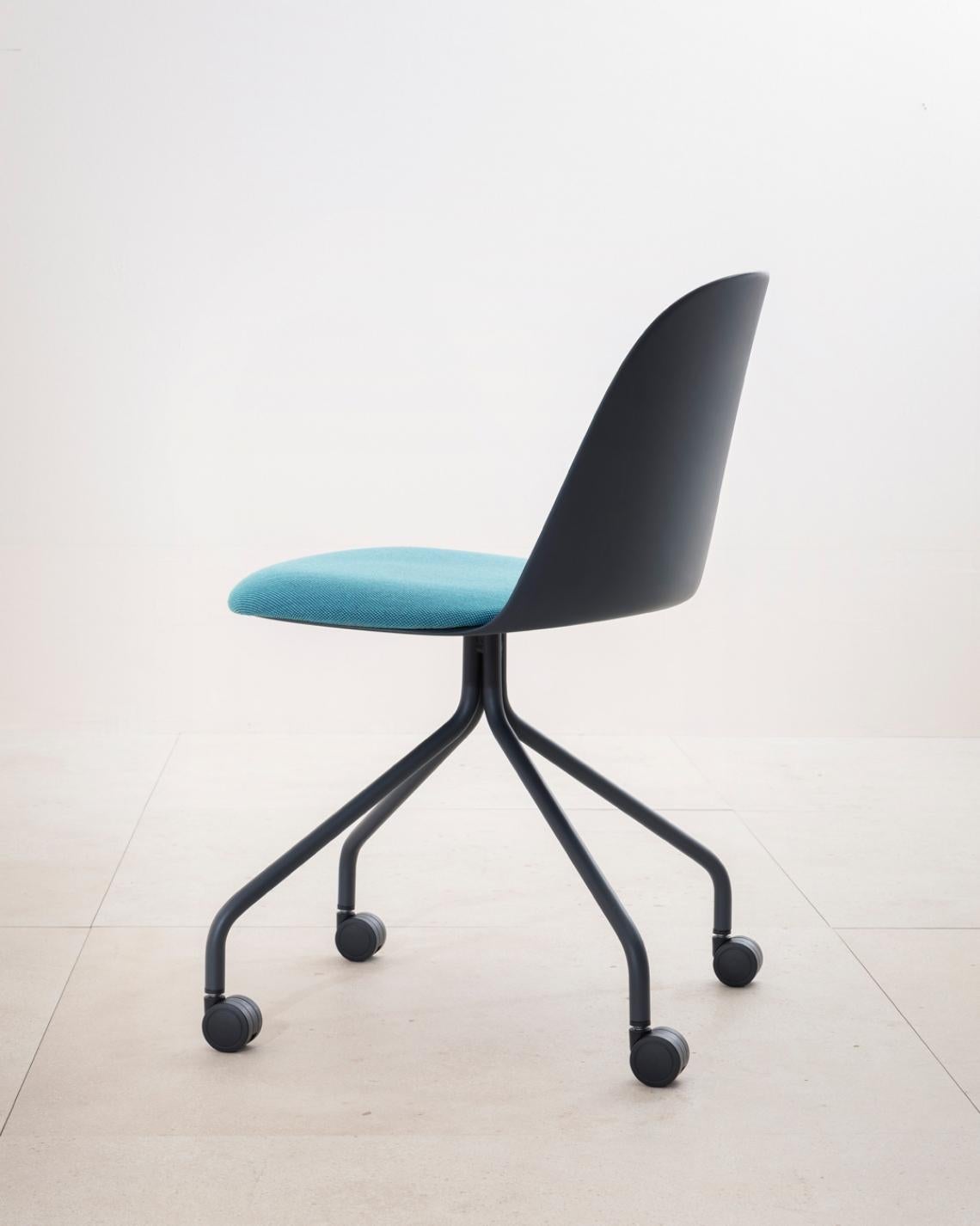 Fer Chaise de conférence Mariolina en coquillage gris soie avec pieds anthracite par E-GGS en vente