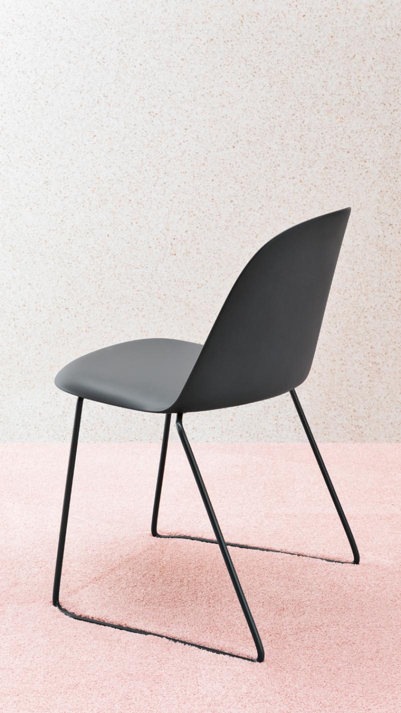 Chaise de conférence Mariolina en coquillage gris soie avec pieds anthracite par E-GGS en vente 2