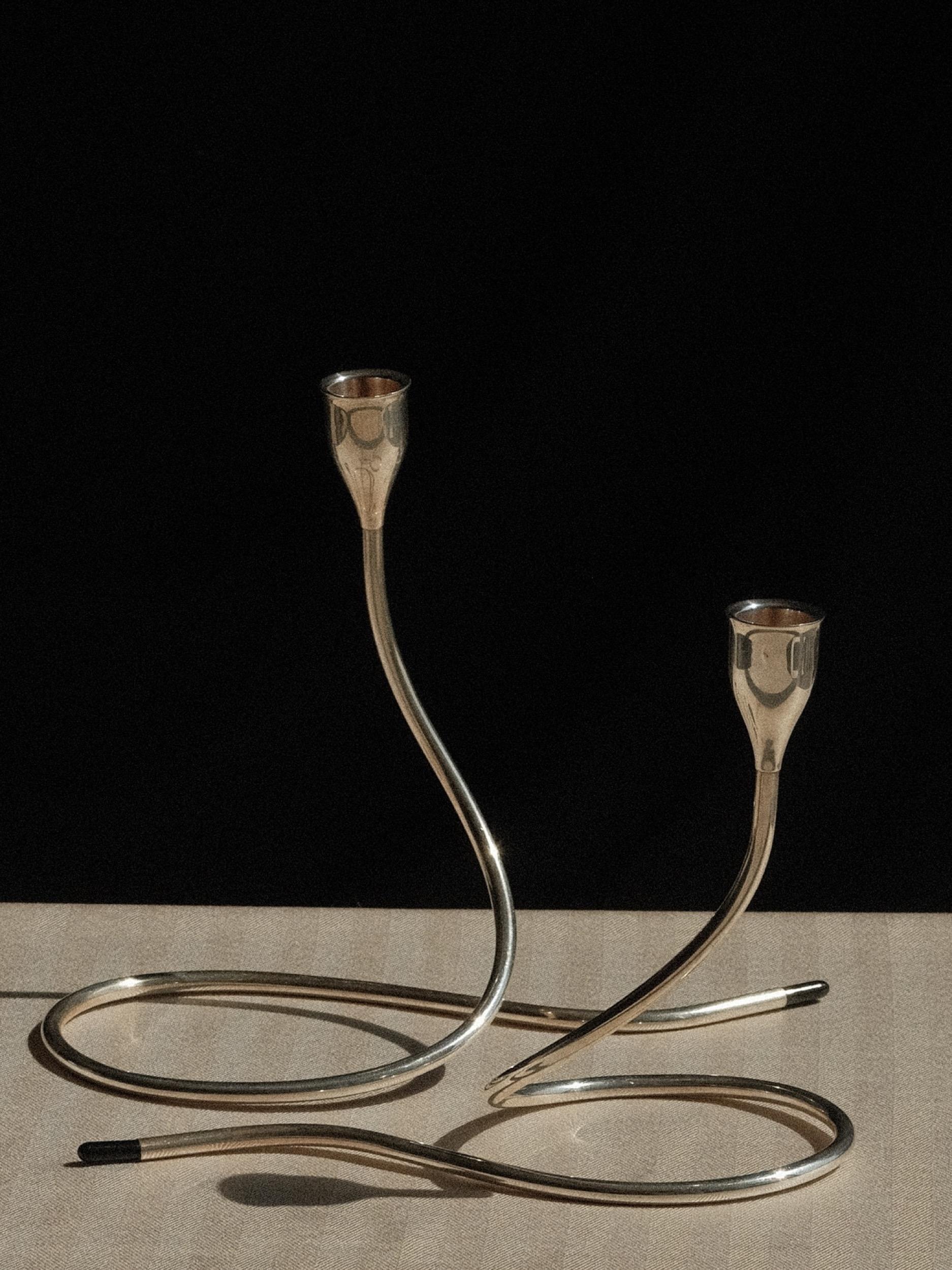 Paar Marion Anderson Noyes Towle Serpentinen-Kerzenständer aus Sterlingsilber in Serpentinenform  für Damen oder Herren im Angebot