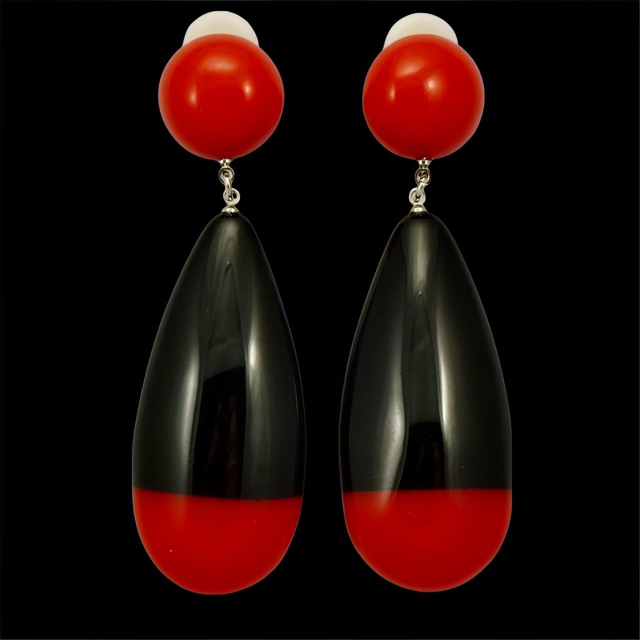 Marion Godart - Boucles d'oreilles en plastique brillant avec clip rouge et noir en vente 3